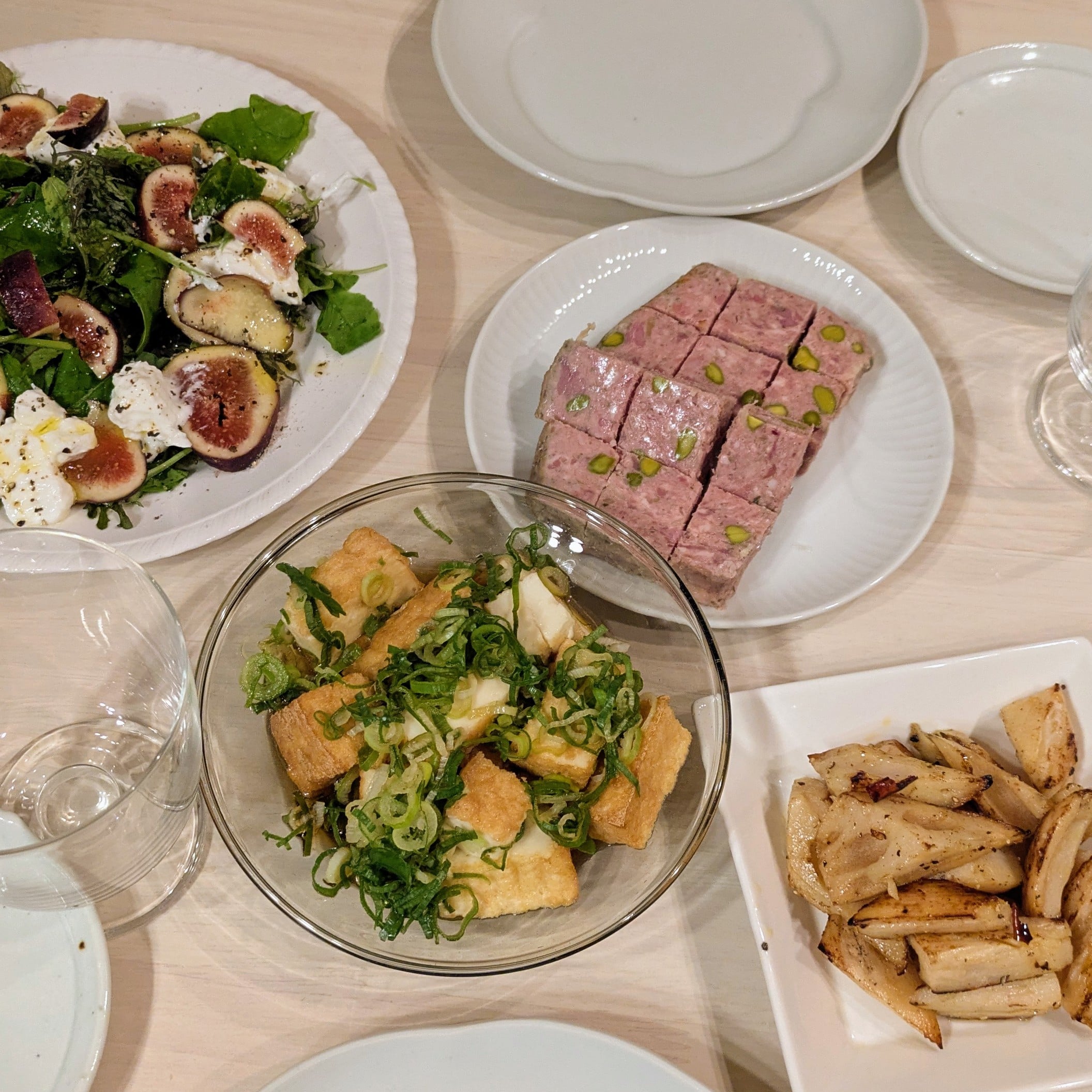 『国産鴨とピスタチオのパテ』のあるLEE100人隊おうち居酒屋の食卓