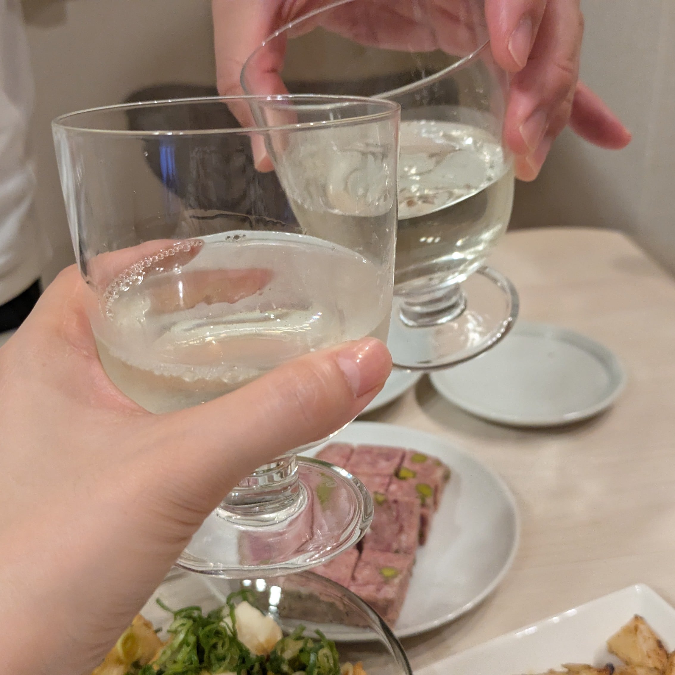 イッタラのレンピグラスで白ワインを乾杯