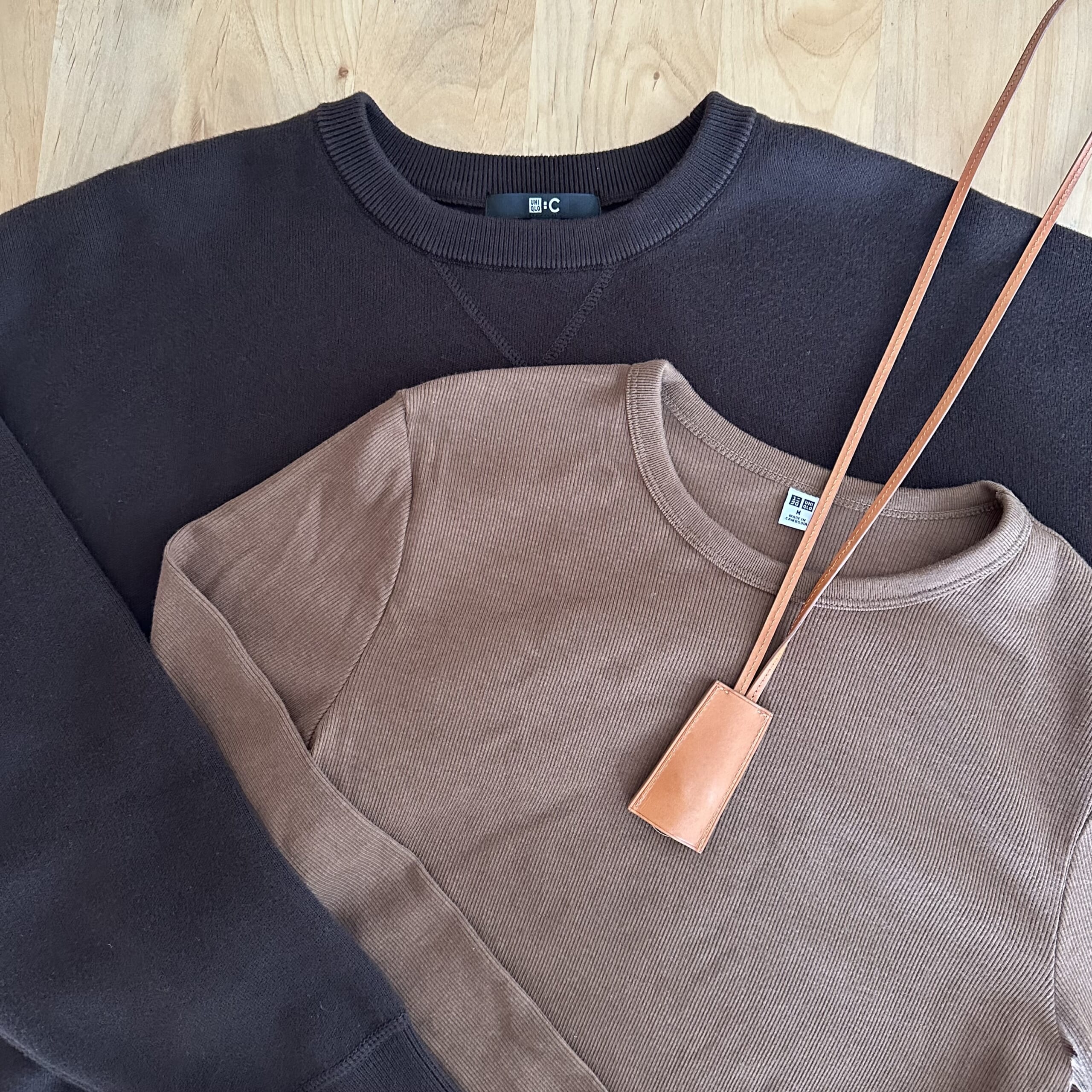 ユニクロ　ソフトリブクルーネックT/長袖　ブラウン　色比較