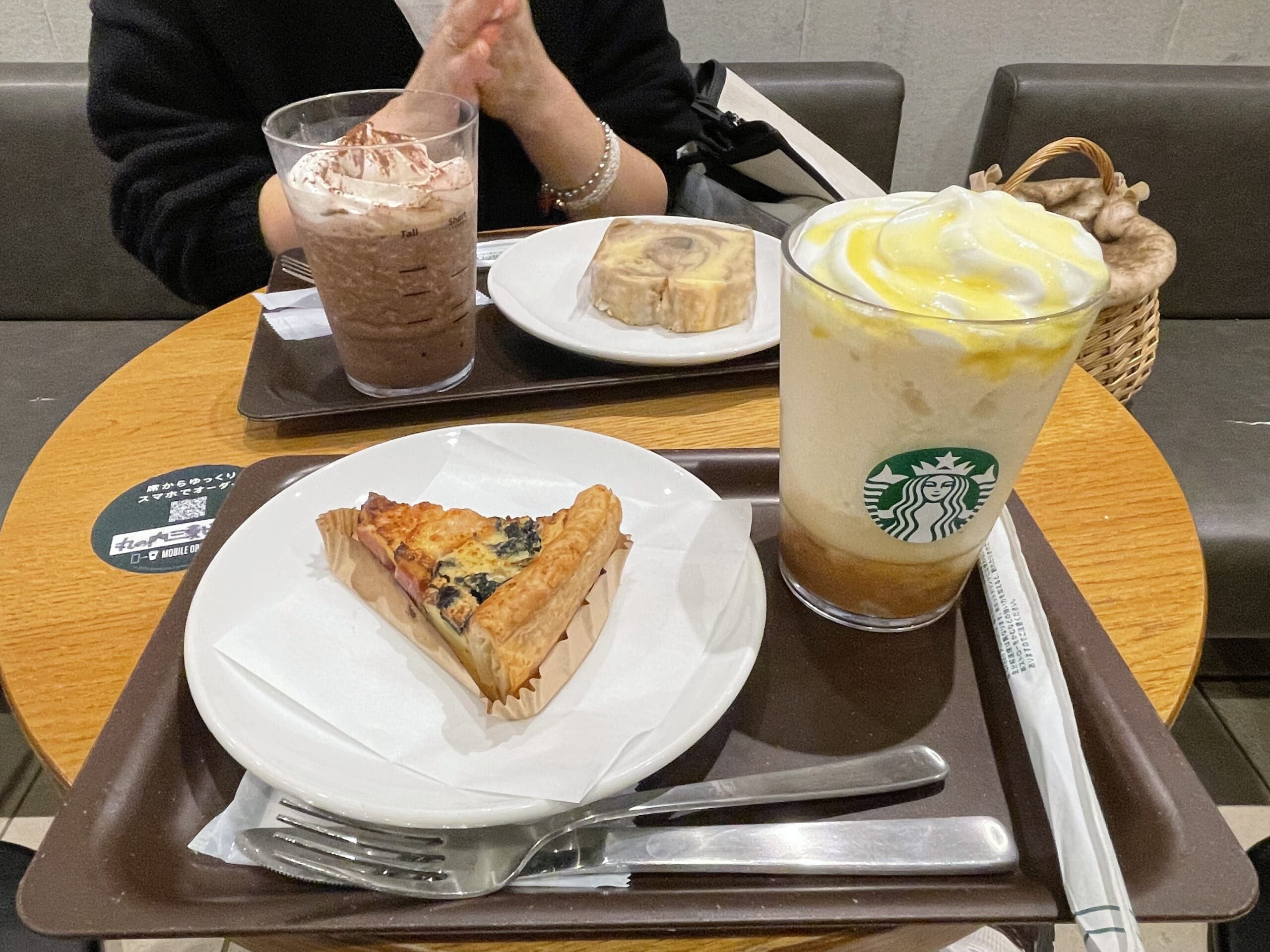 スターバックス（Starbucks）の洋梨フラペチーノ、ほうれん草とベーコンのキッシュ。イートインの写真。