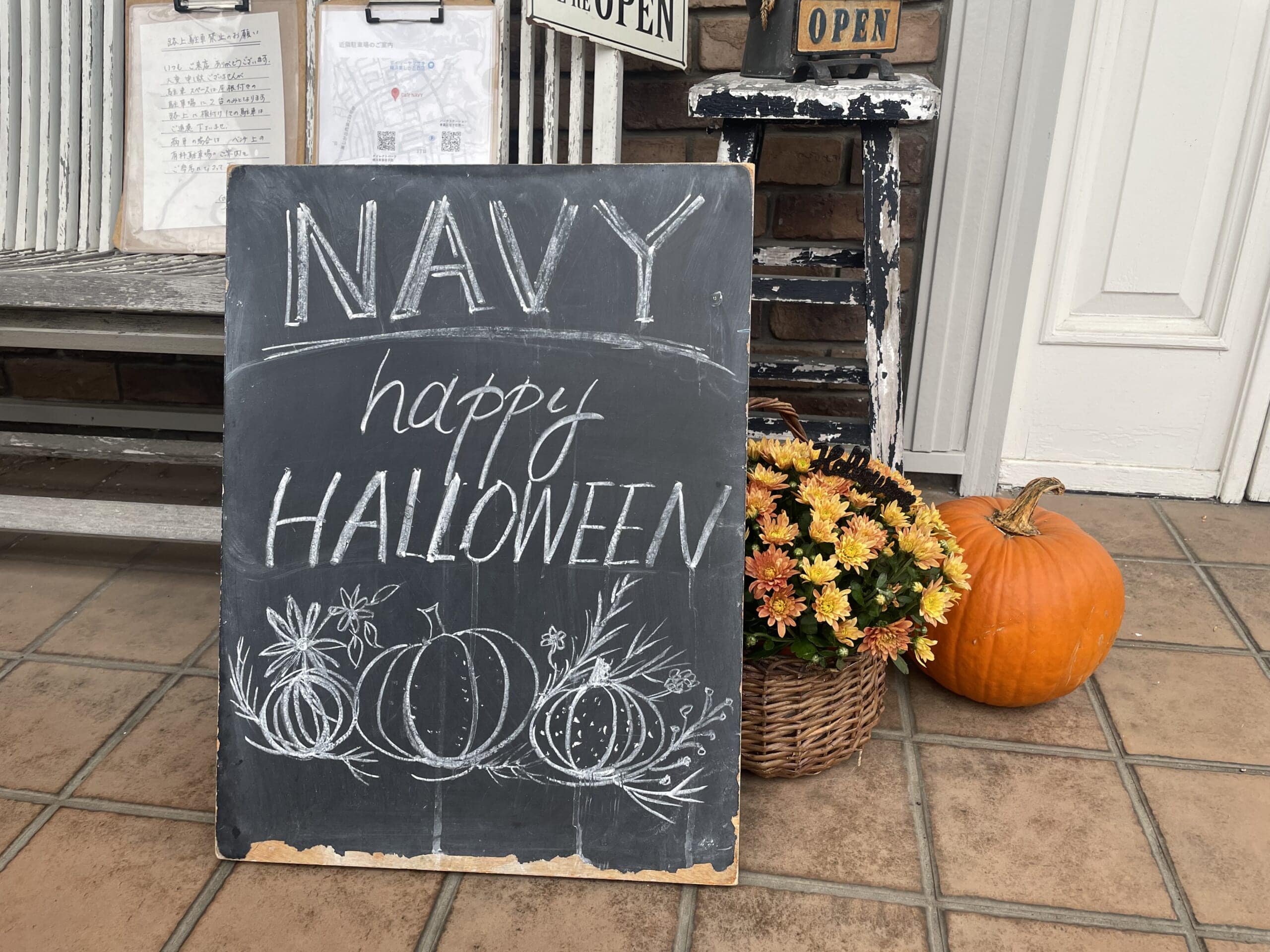 カフェネイビーのウェルカムボード。「NAVY happy HALLOWEEN」と書かれている。