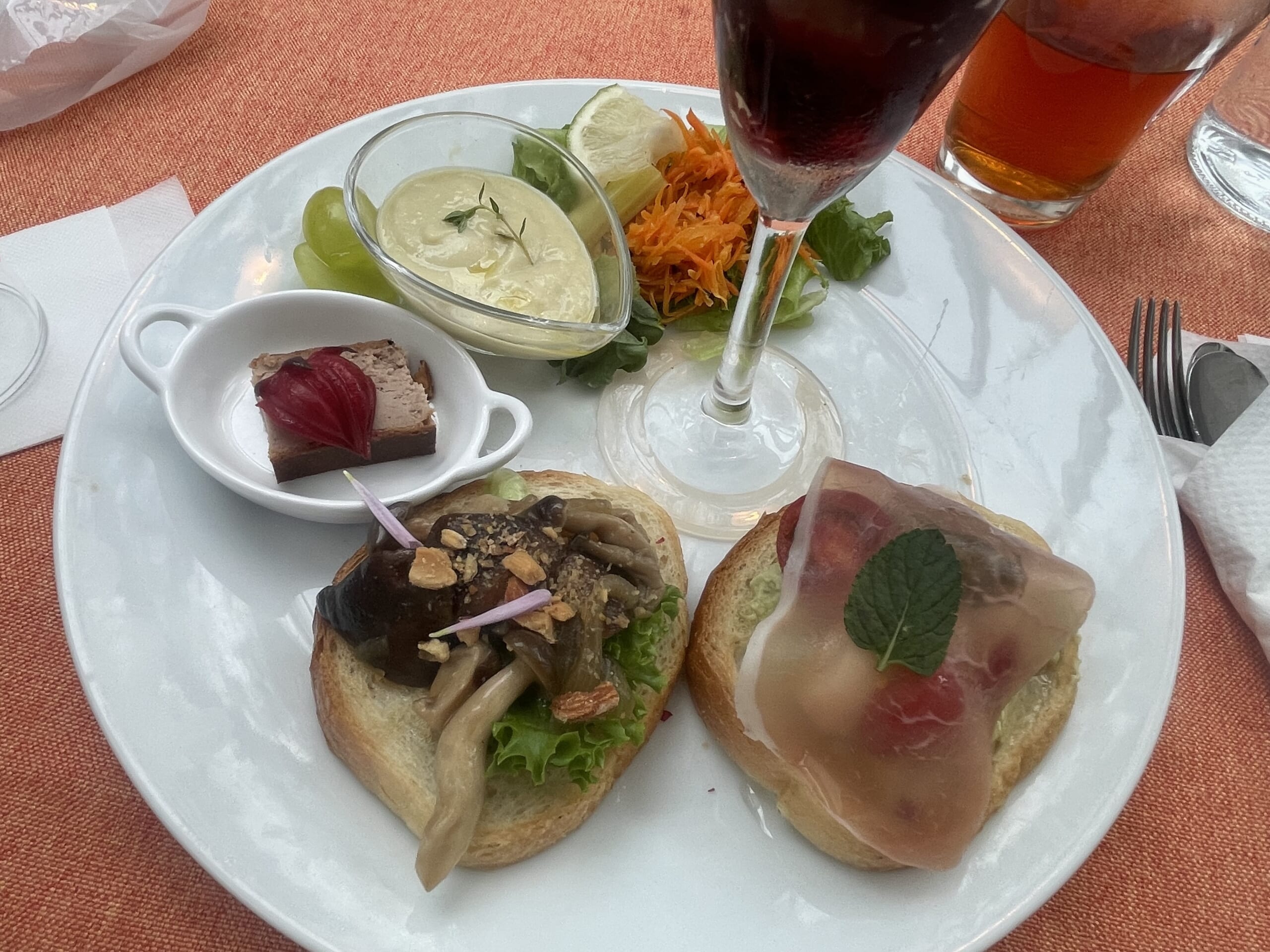 カフェネイビーの2種類のタルティーヌの軽食プレート。栗パフェとのセットで提供されたもの。