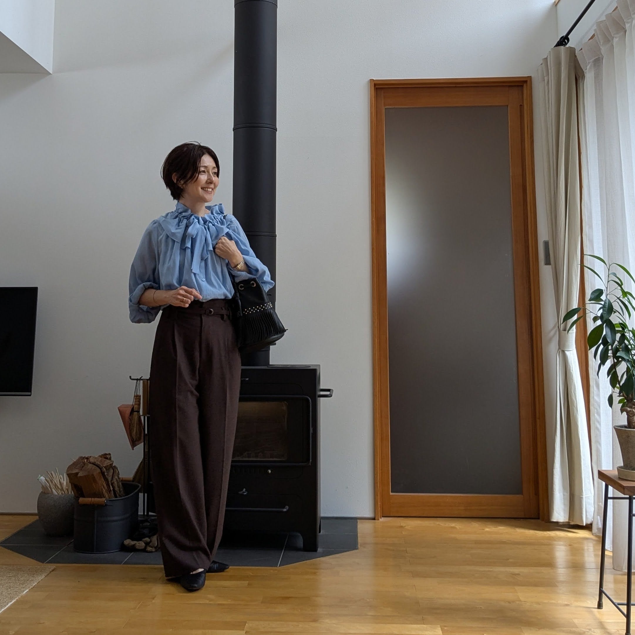 AEWEN MATOPHのギャザーリボンブラウス（LT.BLUE）とハイウエスト ベルトパンツ（DK.BROWN）