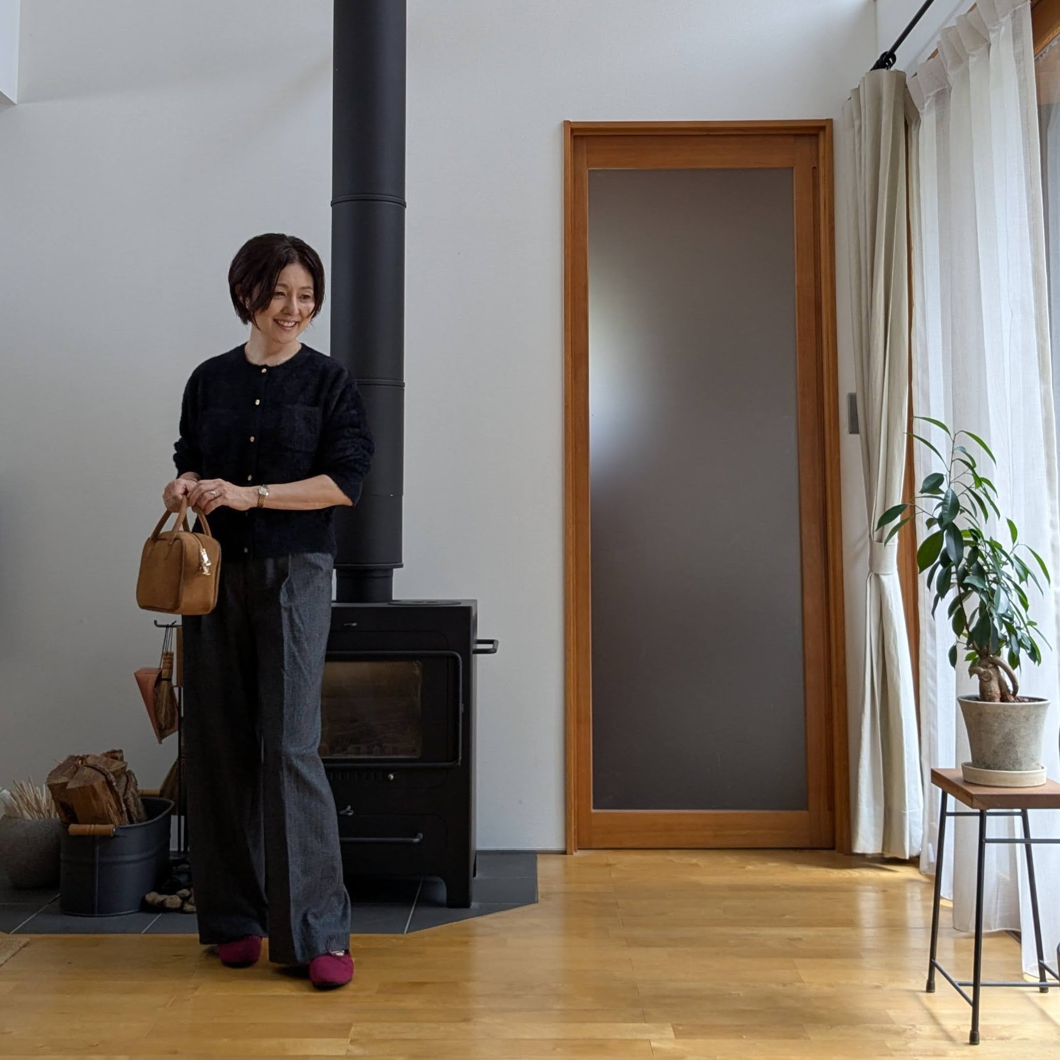 green label relaxingのフラッフ フェザーヤーン ニット カーディガン（BLACK）とホームスパン ストレート パンツ（BLACK）