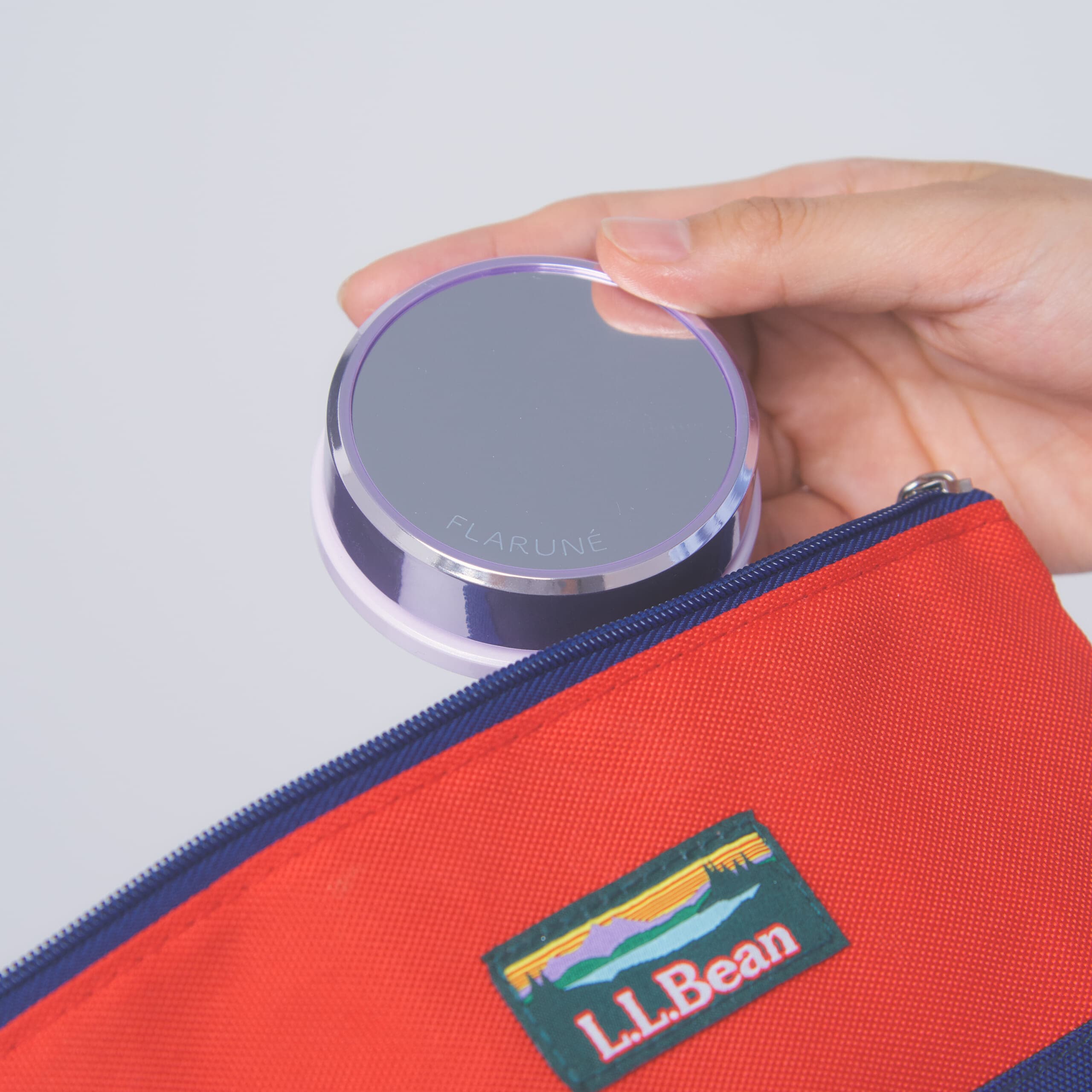 モイストリタッチ クリームをポーチに入れているところ。