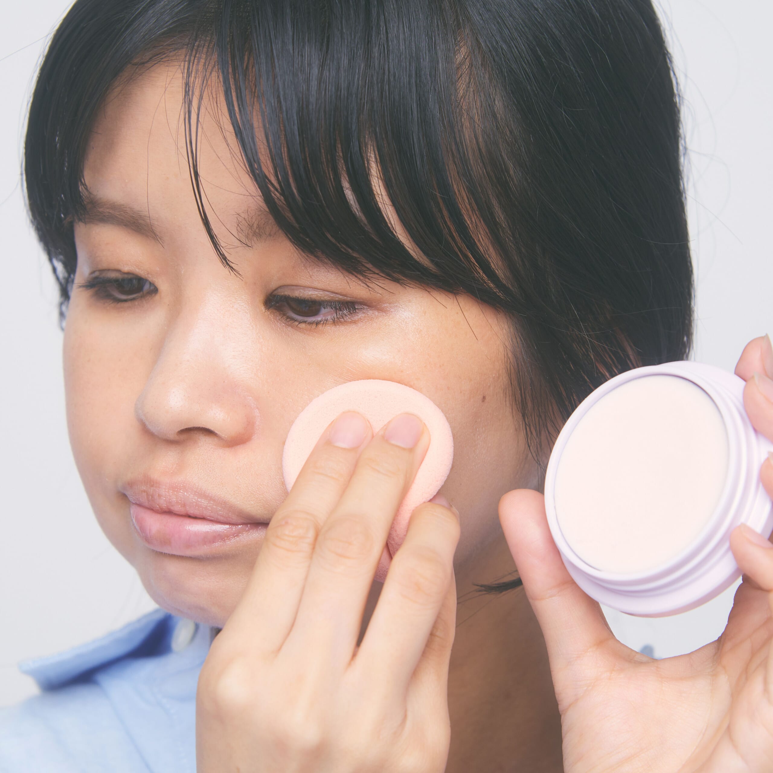 固形ベースを付属のマットで塗っているところ。