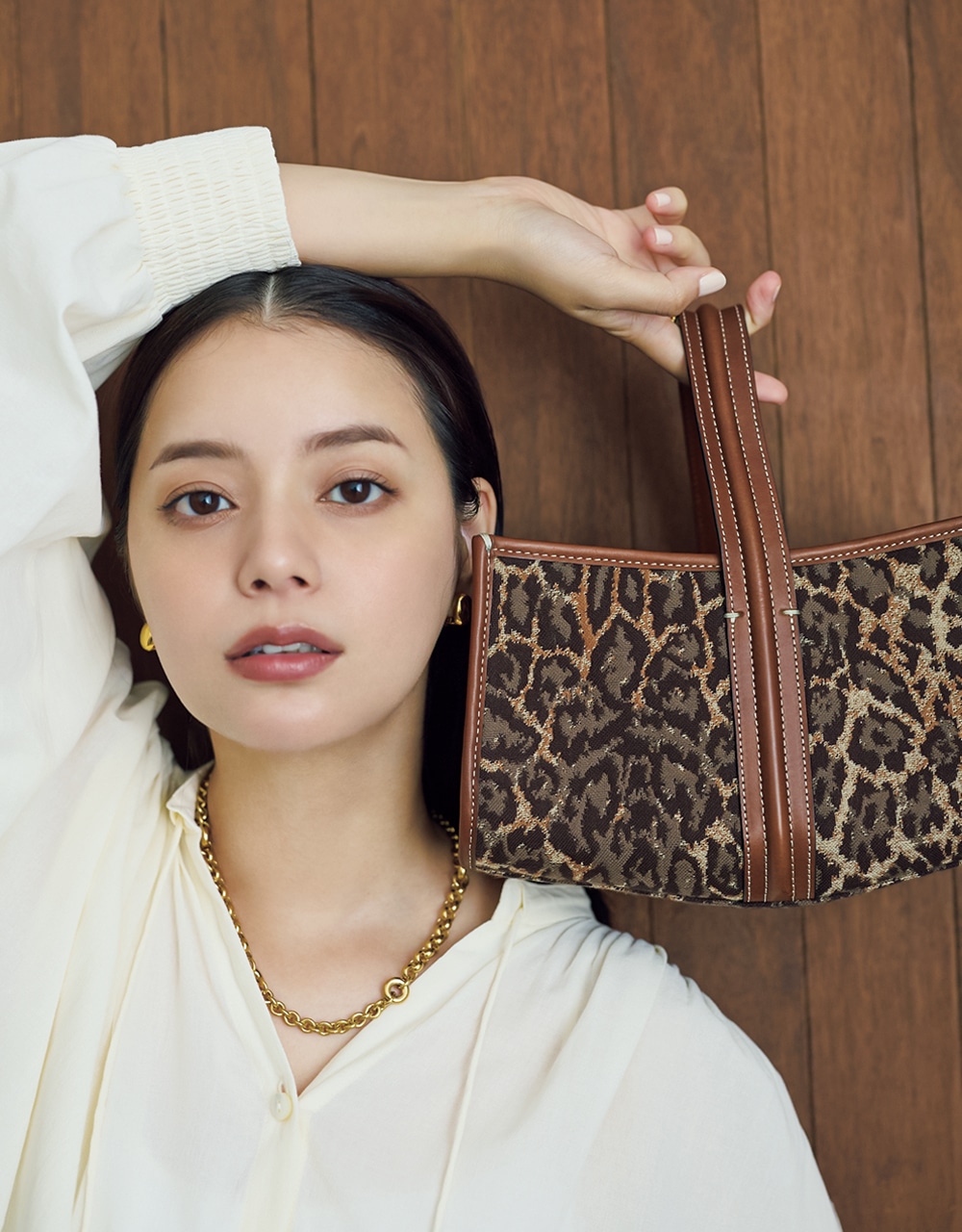 レオパードバッグを持った岸本セシルさん