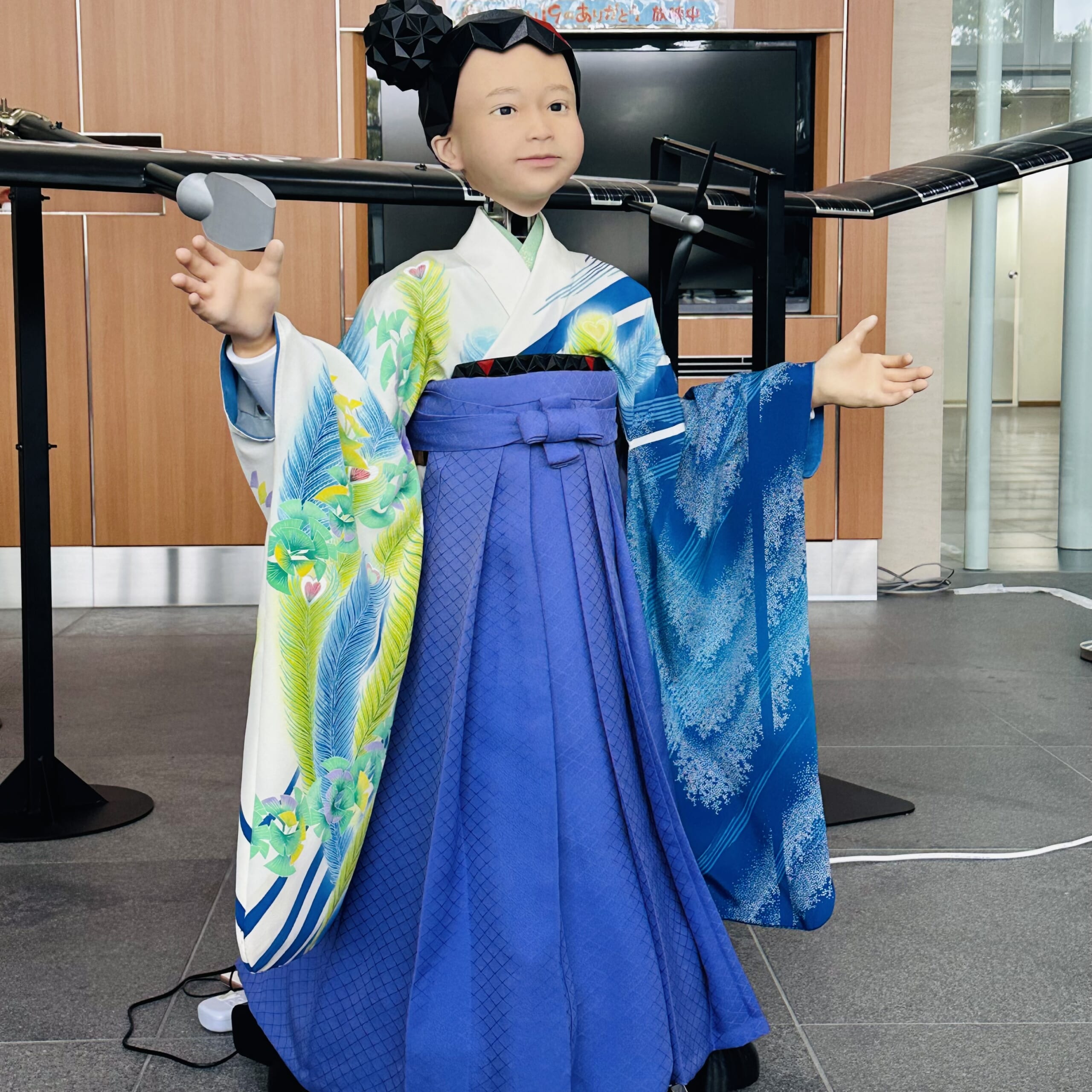 アンドロイドYui 大阪万博　加賀友禅