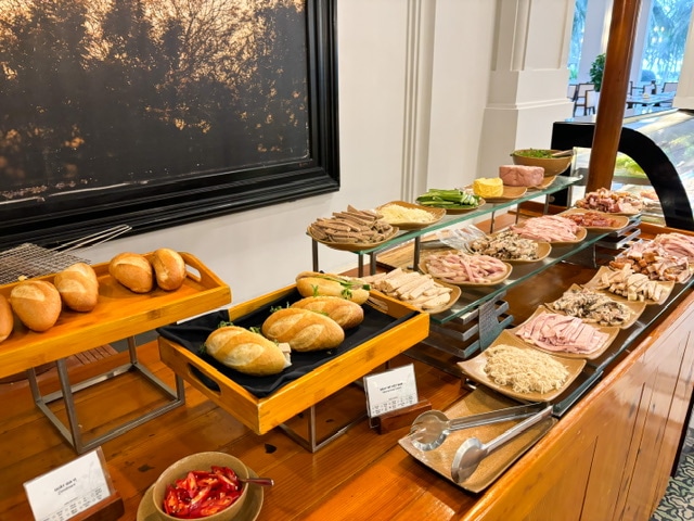 フーコック島・ヴィンパールリゾート＆スパフーコックの朝食ブッフェのバインミーの写真