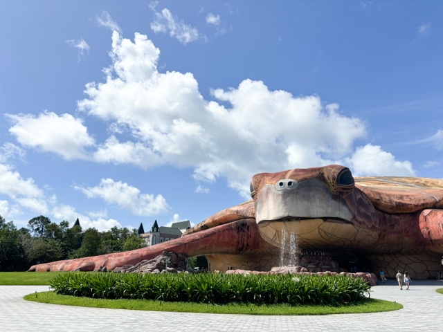 フーコック島・ヴィンワンダーズにある亀の形の水族館の写真