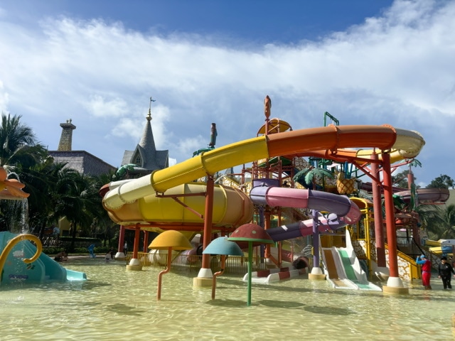 フーコック島・ヴィンワンダーズのウォーターパークのスライダーの写真
