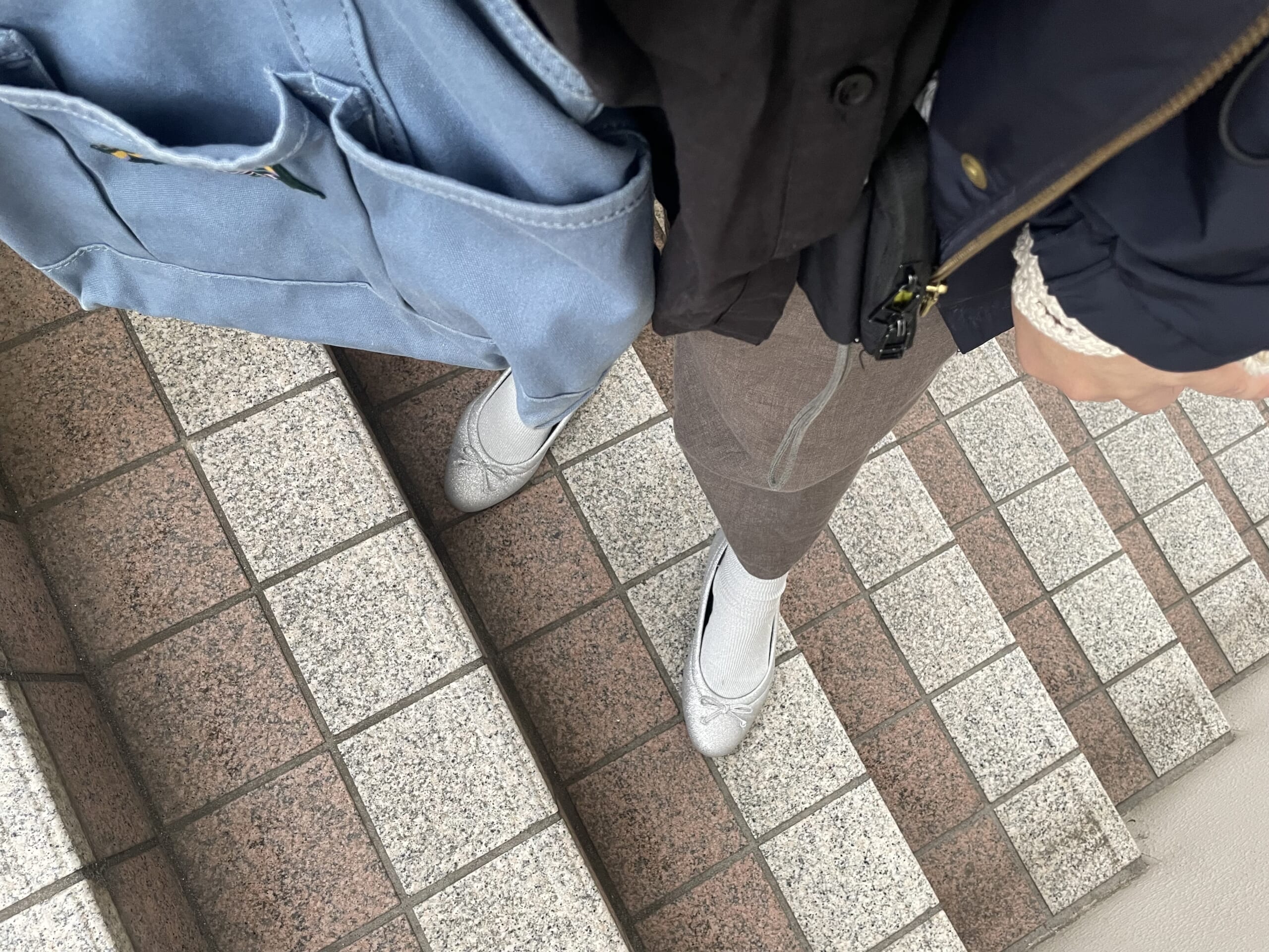 40代女性の2025年10月中旬コーデ、足元写真1