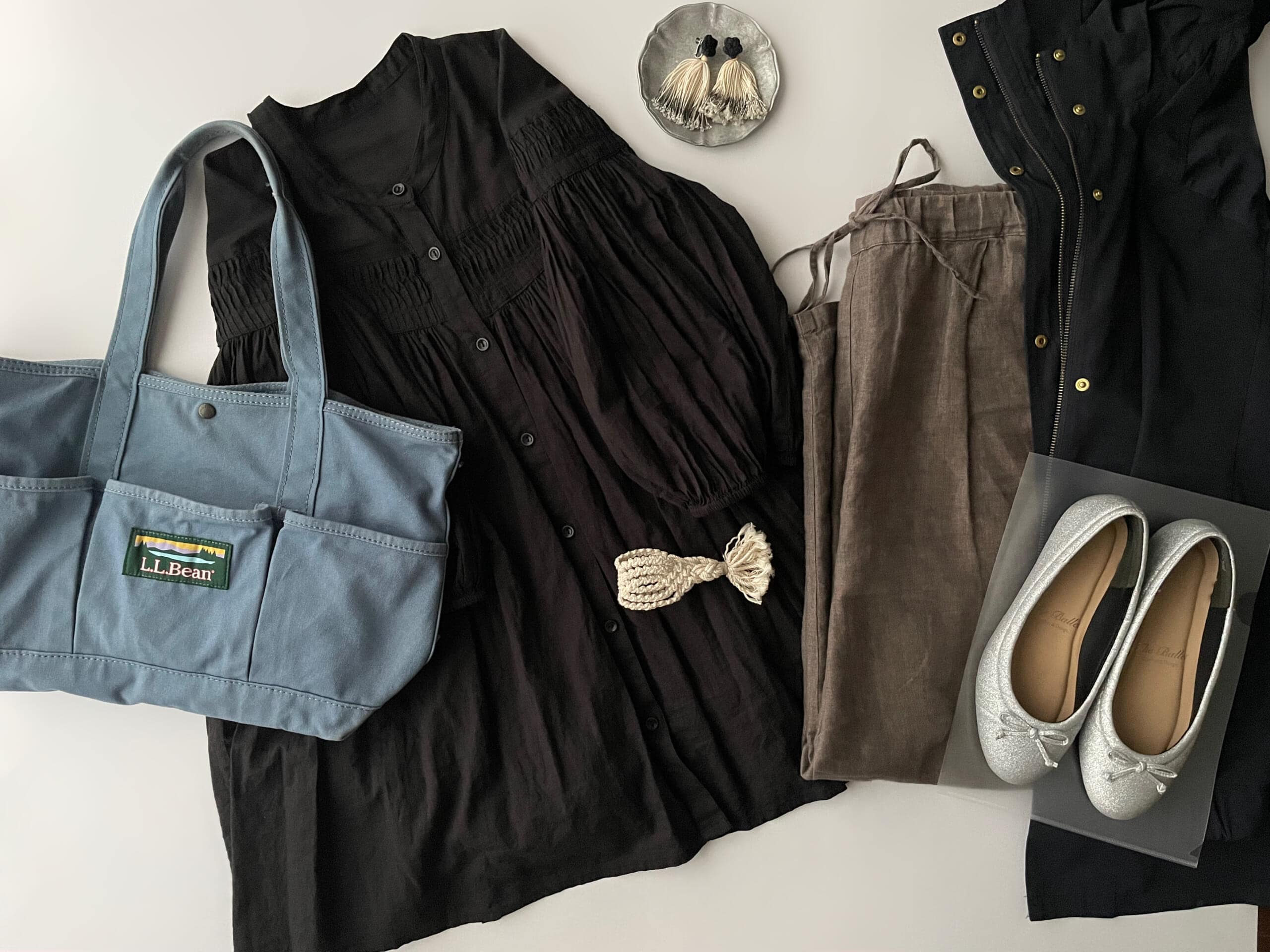 40代女性の2025年10月中旬コーデ、GUのマウンテンパーカ（NAVY）にボンジュールサガンの黒ブラウス、無印良品のリネンタックパンツ（BROWN）、ABC-MARTのCOCOCeeパンプス（グリッター）を合わせたフラットレイ画像。