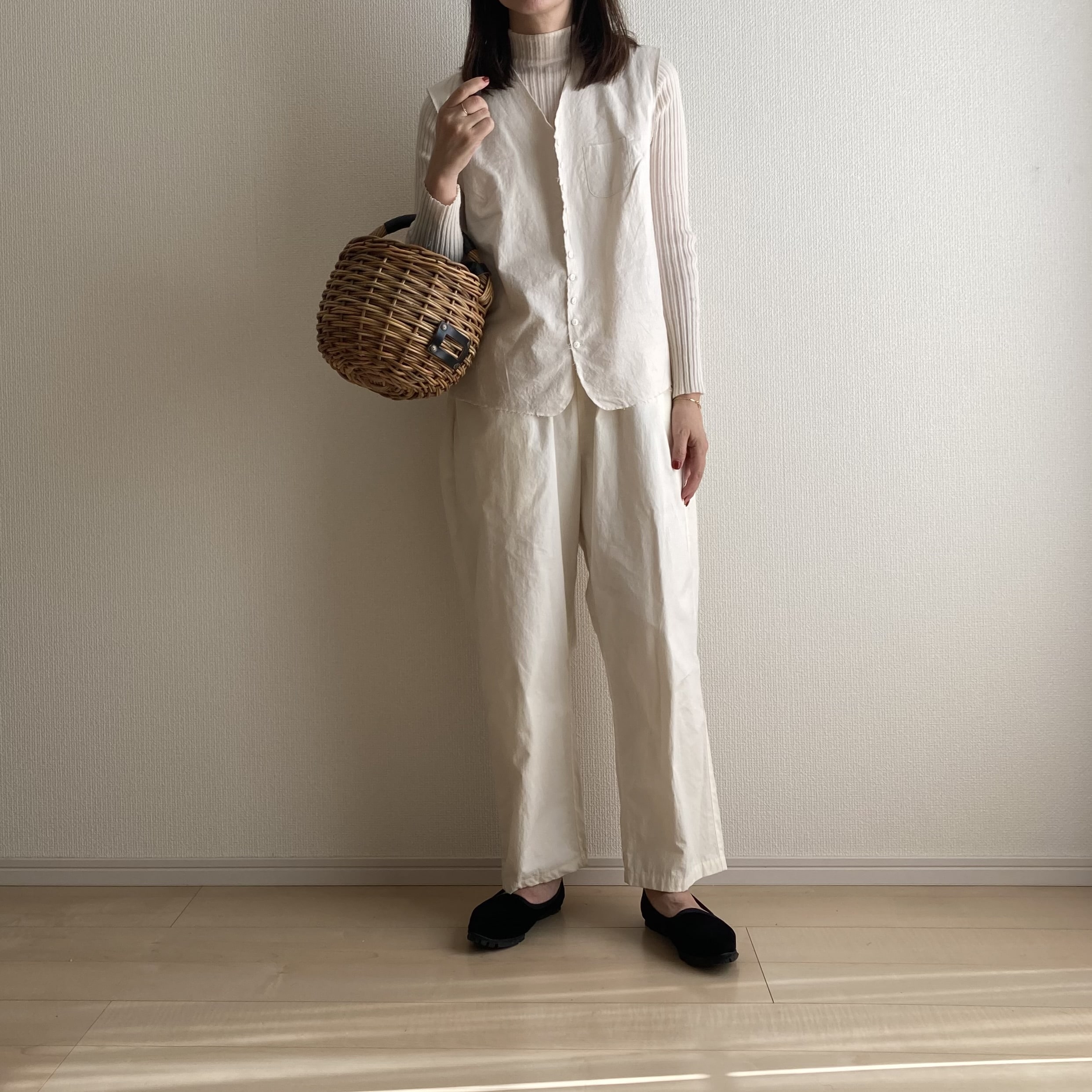 40代のかごバッグを持っているベスト・ジレコーデ。