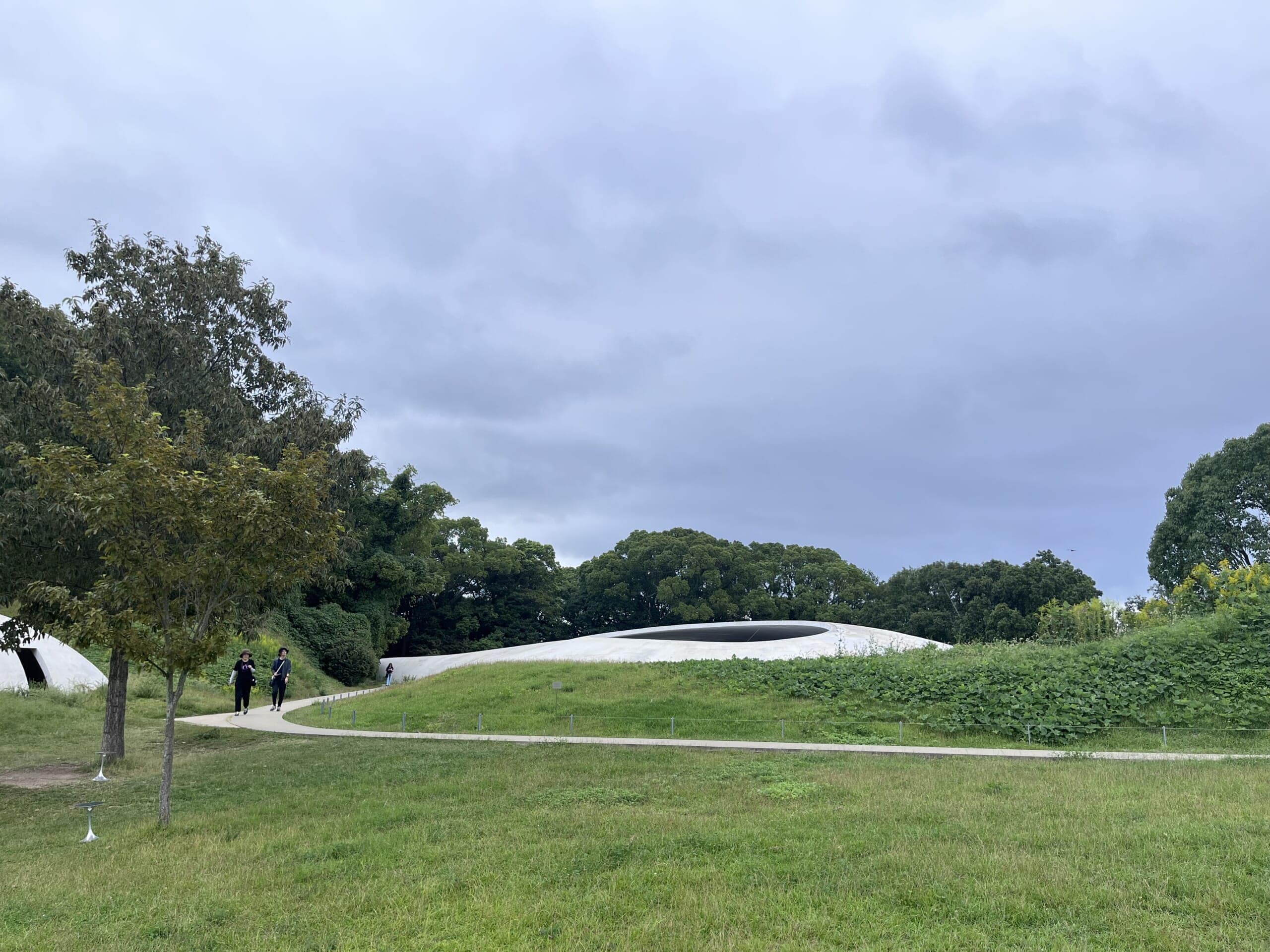 豊島美術館　内藤礼