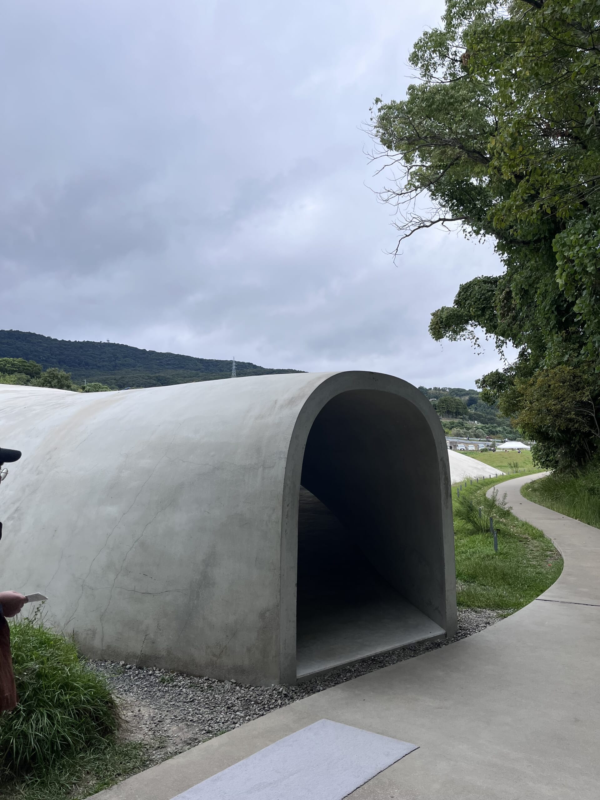 豊島美術館　内藤礼