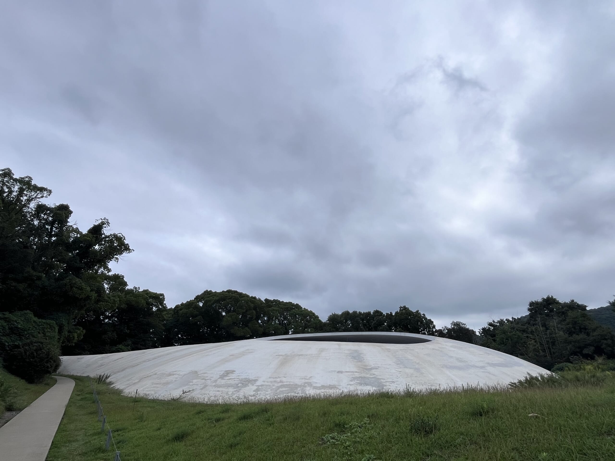 豊島美術館　内藤礼