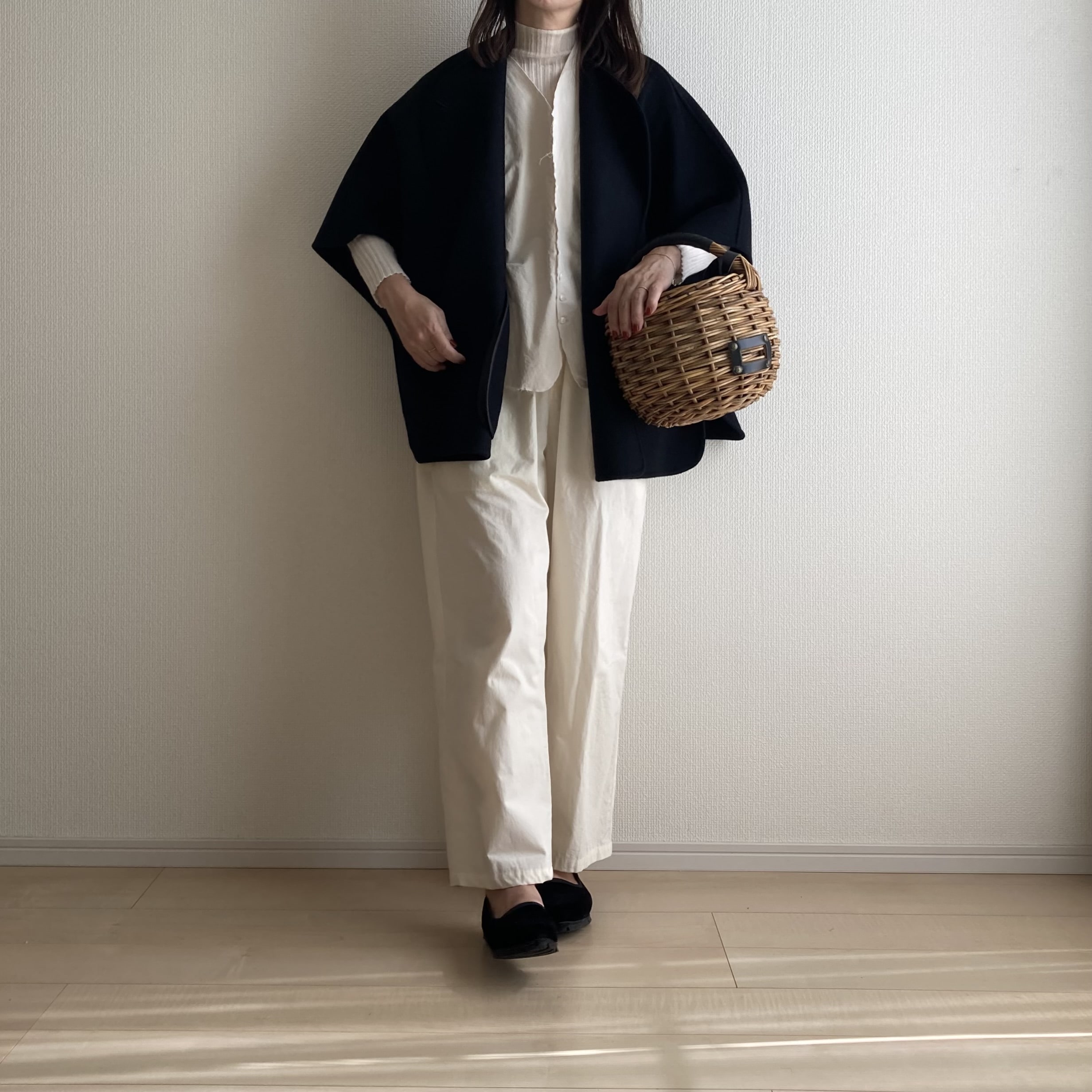 40代女性のベスト・ジレコーデ。ポンチョコートを羽織っている着画。