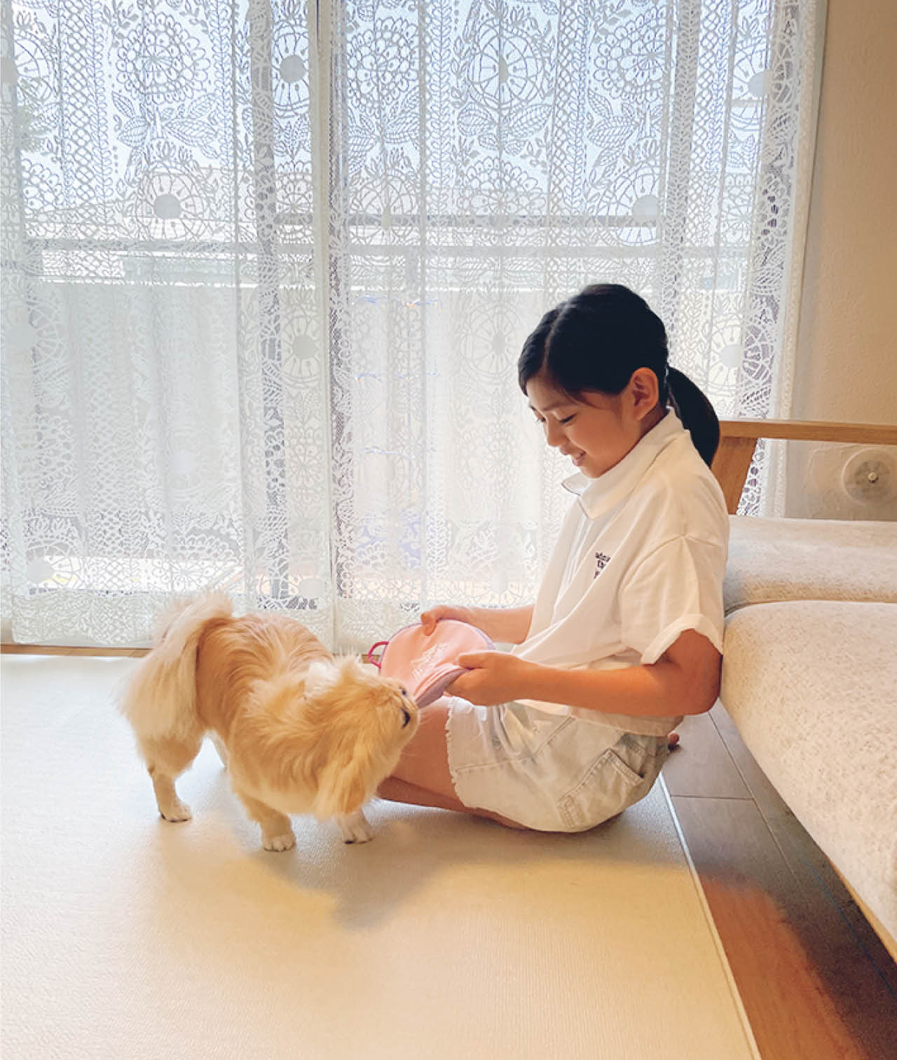 「姉妹のようにじゃれ合って遊んでいる姿を見ると、この子がいてよかったと実感」。フロアマットは滑りにくい素材に。