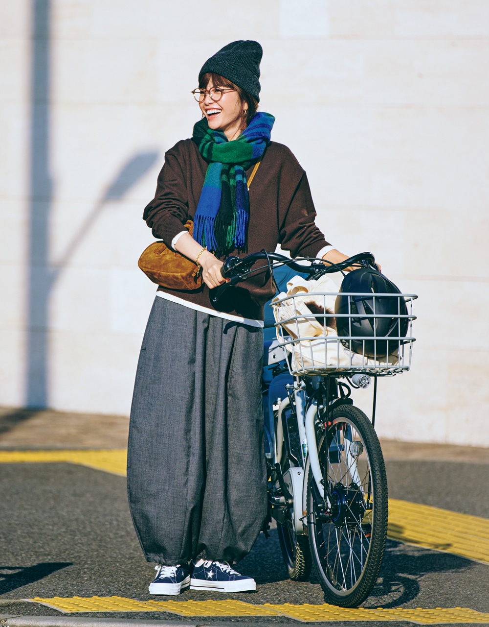 ブラウントップスコーデ垣内彩未さん