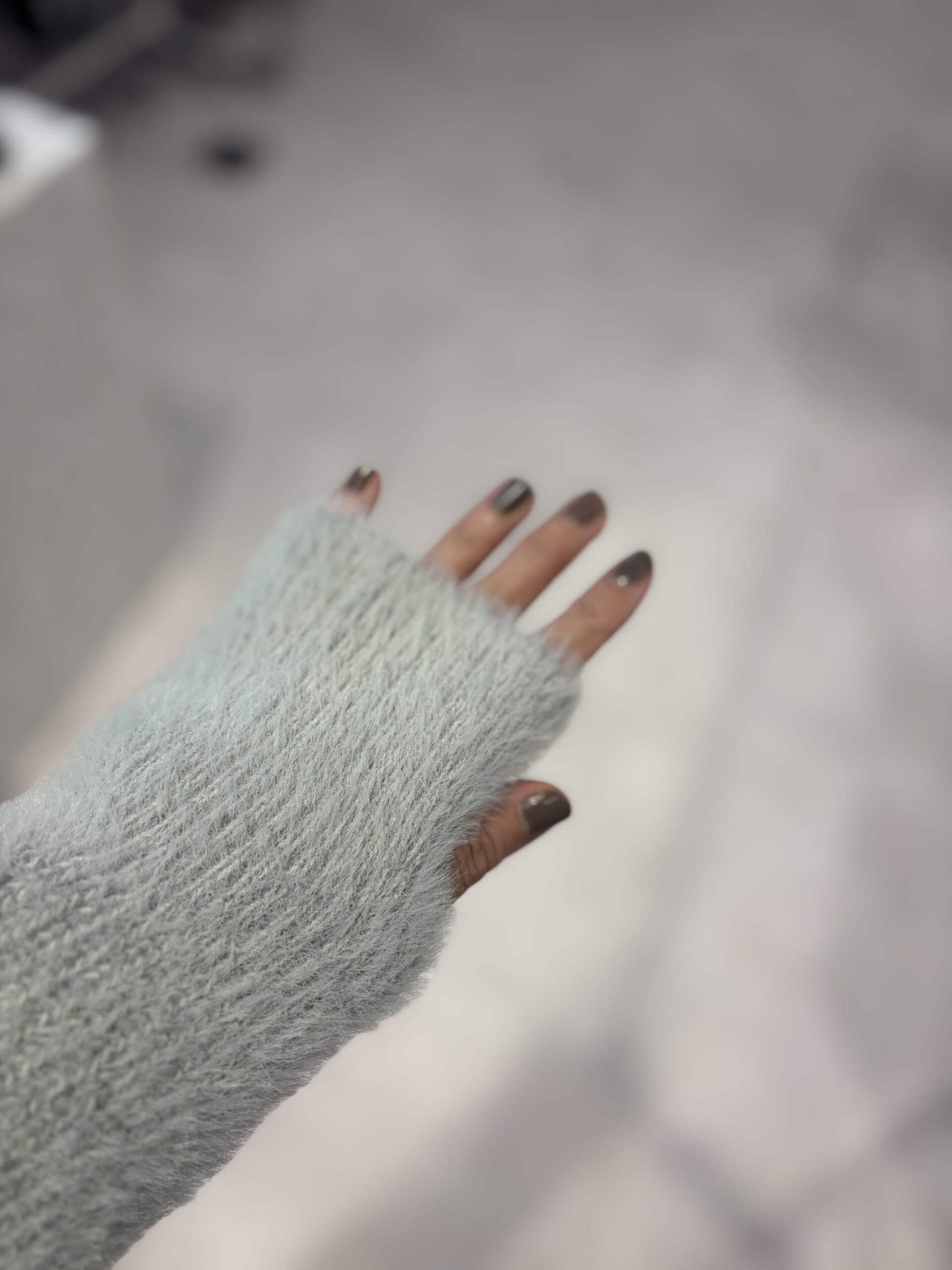 GU×アンダーカバー　シャギークルーネックセーターの袖