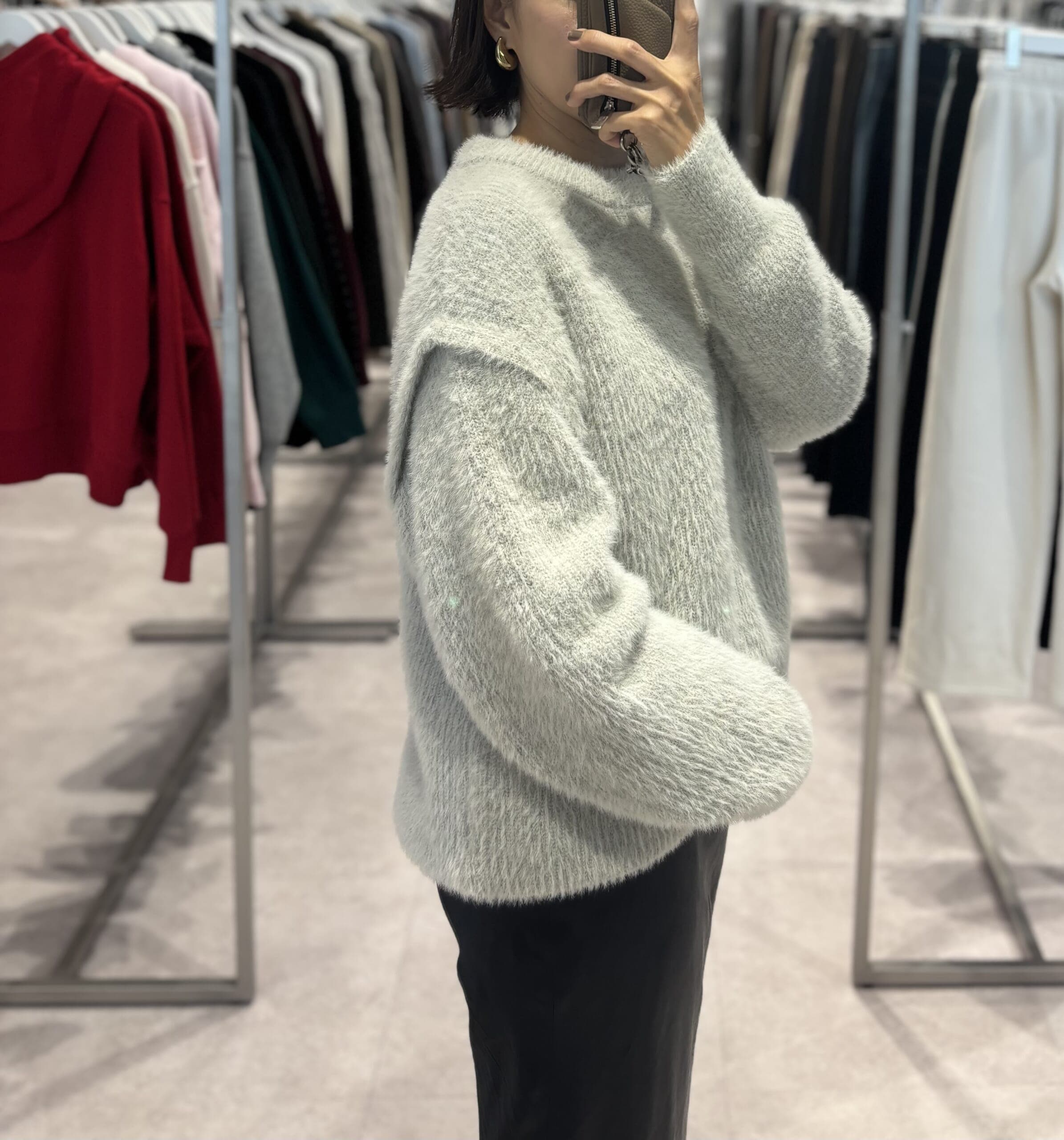 GU×アンダーカバー　シャギークルーネックセーターを40代女性が試着