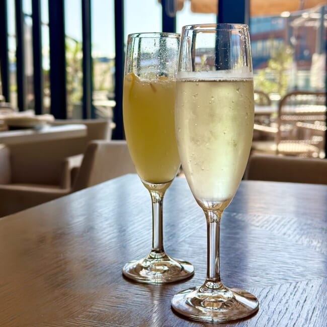 ハンマーヘッド2階 シーフードレストラン　COLONIAL BEACH（コロニアルビーチ）