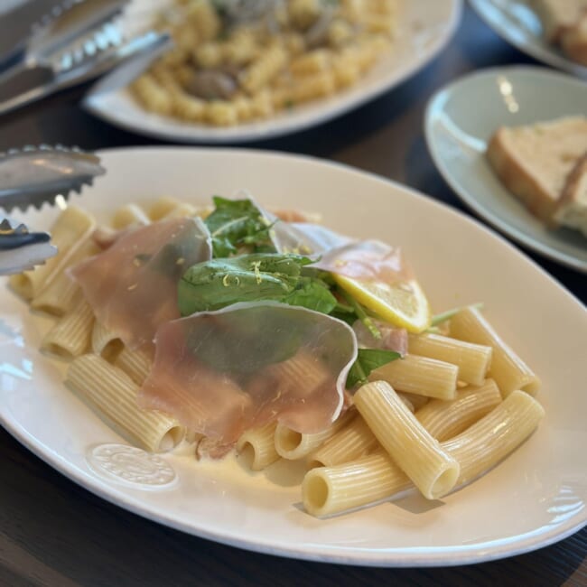 ハンマーヘッド2階 シーフードレストラン　COLONIAL BEACH（コロニアルビーチ）