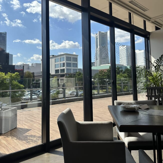 ハンマーヘッド2階 シーフードレストラン　COLONIAL BEACH（コロニアルビーチ）