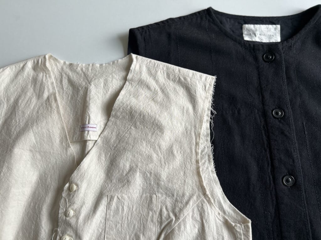 40代女性が買って良かったベスト二枚、Vネック白と丸襟黒。