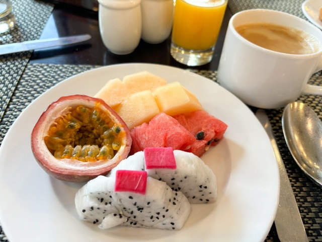 フーコック島・ヴィンパールリゾート＆スパフーコックの朝食ブッフェの南国フルーツの写真