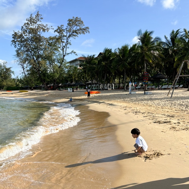 フーコック島・ヴィンパールリゾート＆スパフーコックのビーチで遊ぶ子供の写真