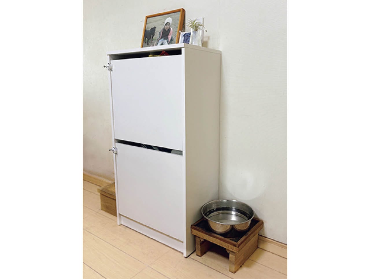 エサの量が多く保管場所に困っていましたが、「イケア」の下駄箱を少しリメイクしてフードボックスに。