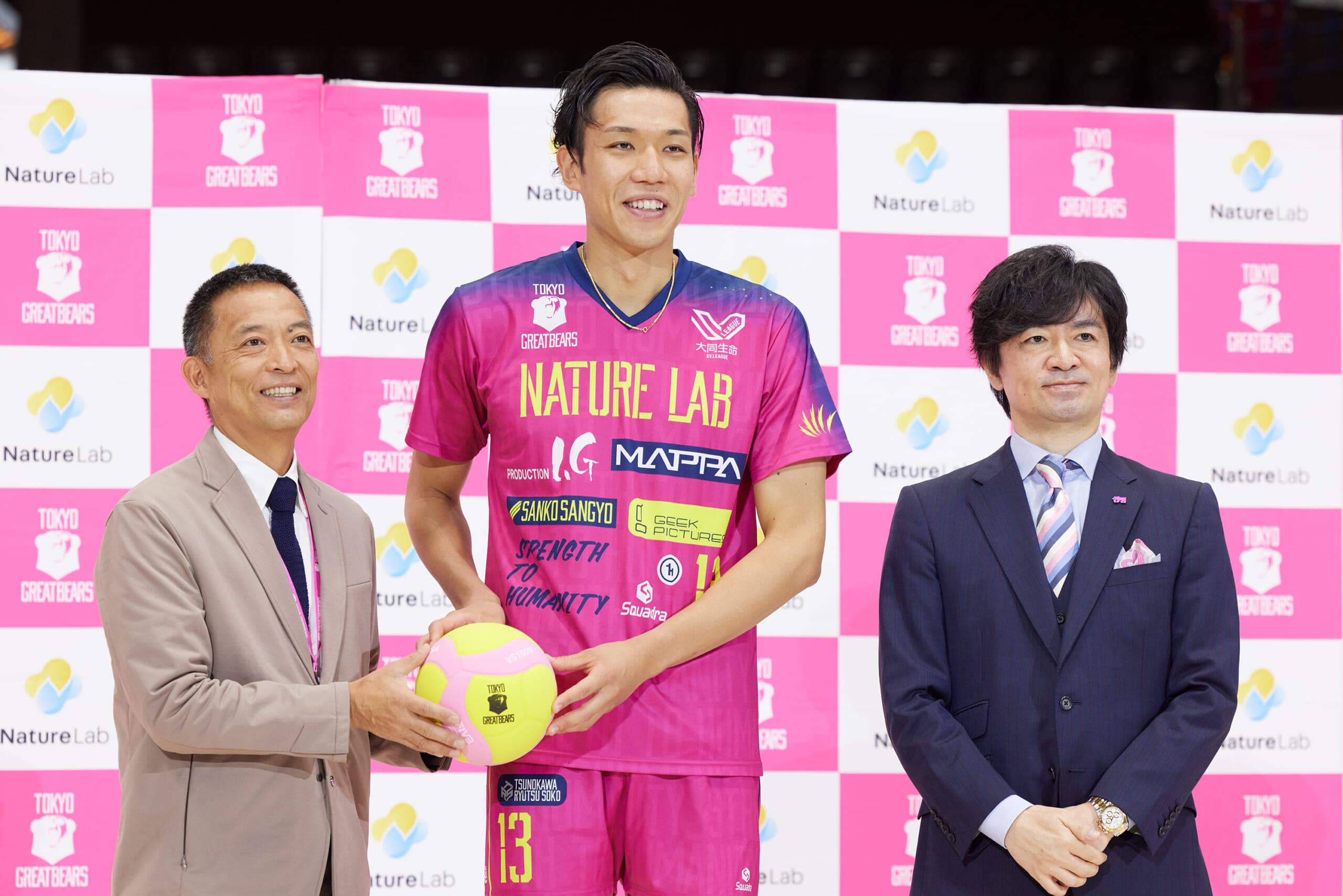 東京グレートベアーズ2025‐2026開幕記者会見　　大竹壱青選手が2024‐25シーズンに獲得したサービスエース１本につき１個のバレーボールを渋谷区の区立小中学校に寄付をした　大竹選手から渋谷区長への贈呈式