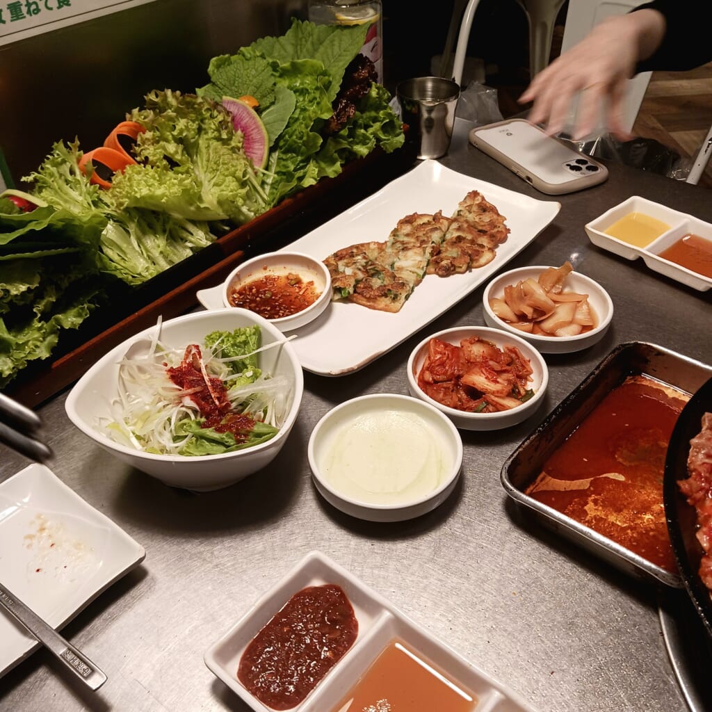 【新大久保ランチ】平日も行列『くるむ』で野菜たっぷり韓国料理ランチ♪ | LEE