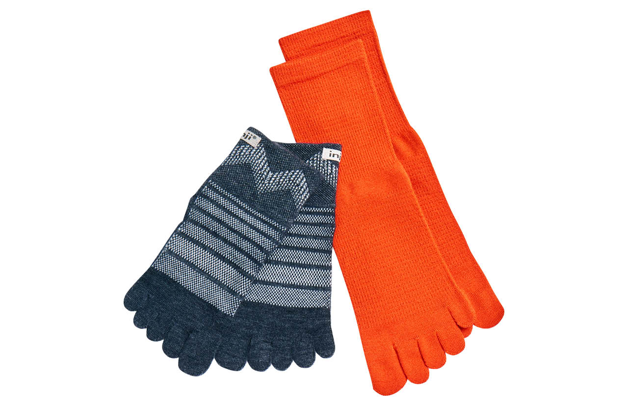 （左）OUTDOOR MW 〝ミニクルー〞￥3080／ケンコー社（インジンジ）
（右）（数量限定）彩り 絹ウール 5本指フィット￥1180／シルクふぁみりぃ