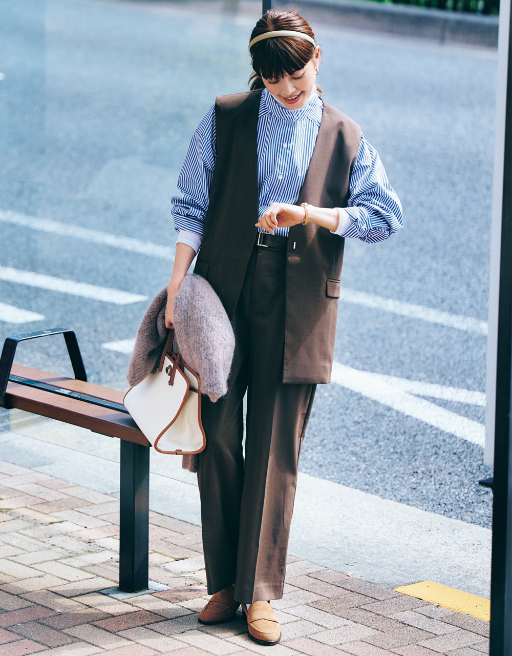 ブラウンのらくちんセットアップ コーデ 垣内彩未さん