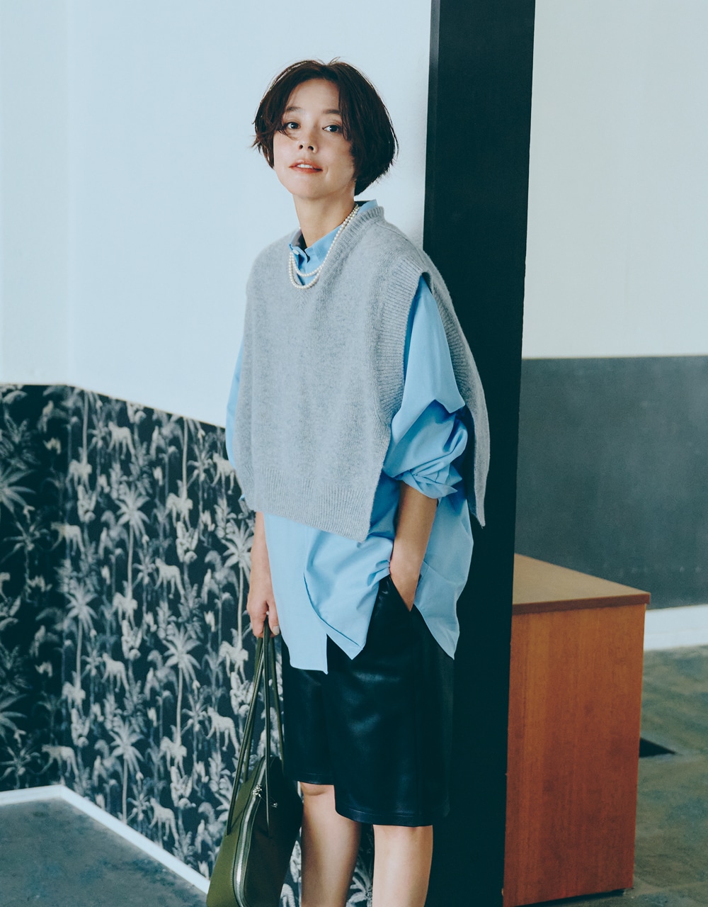 ADAWAS/EZ（アダワス×イージー）の「ショート丈ベスト」コーデ 浅見れいなさん