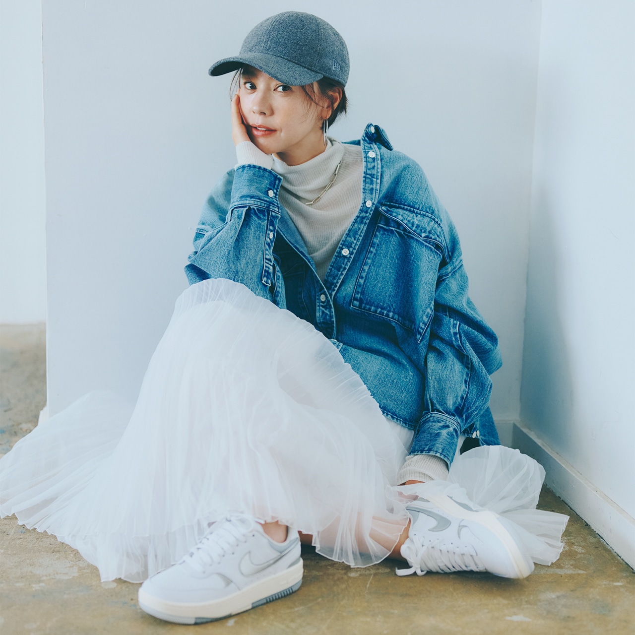 【PLST（プラステ）】の「透け」ニットコーデ｜グレー 浅見れいなさん