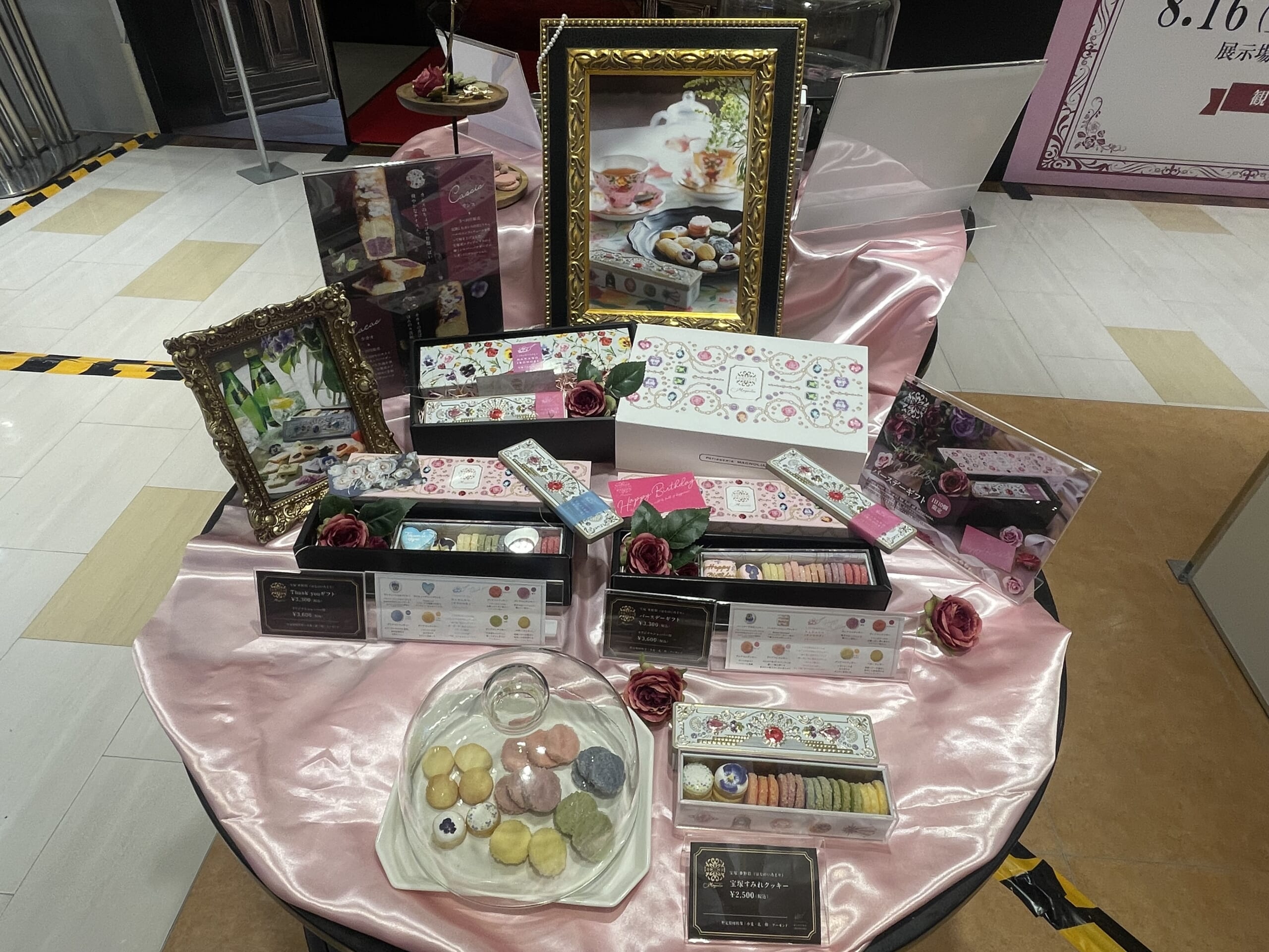 パティスリー・マグノリアの店頭。クッキー缶や色とりどりのクッキーが並ぶ。