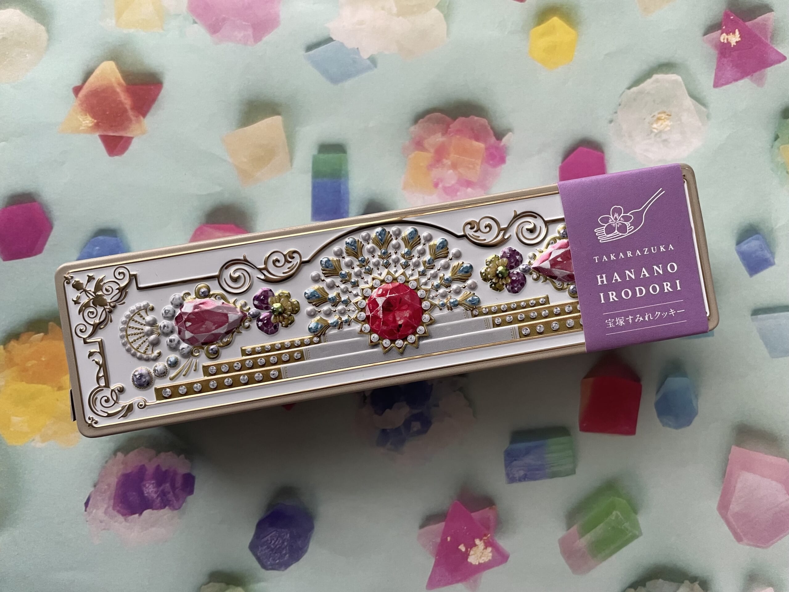 「宝塚すみれクッキー」のクッキー缶を上から撮った写真