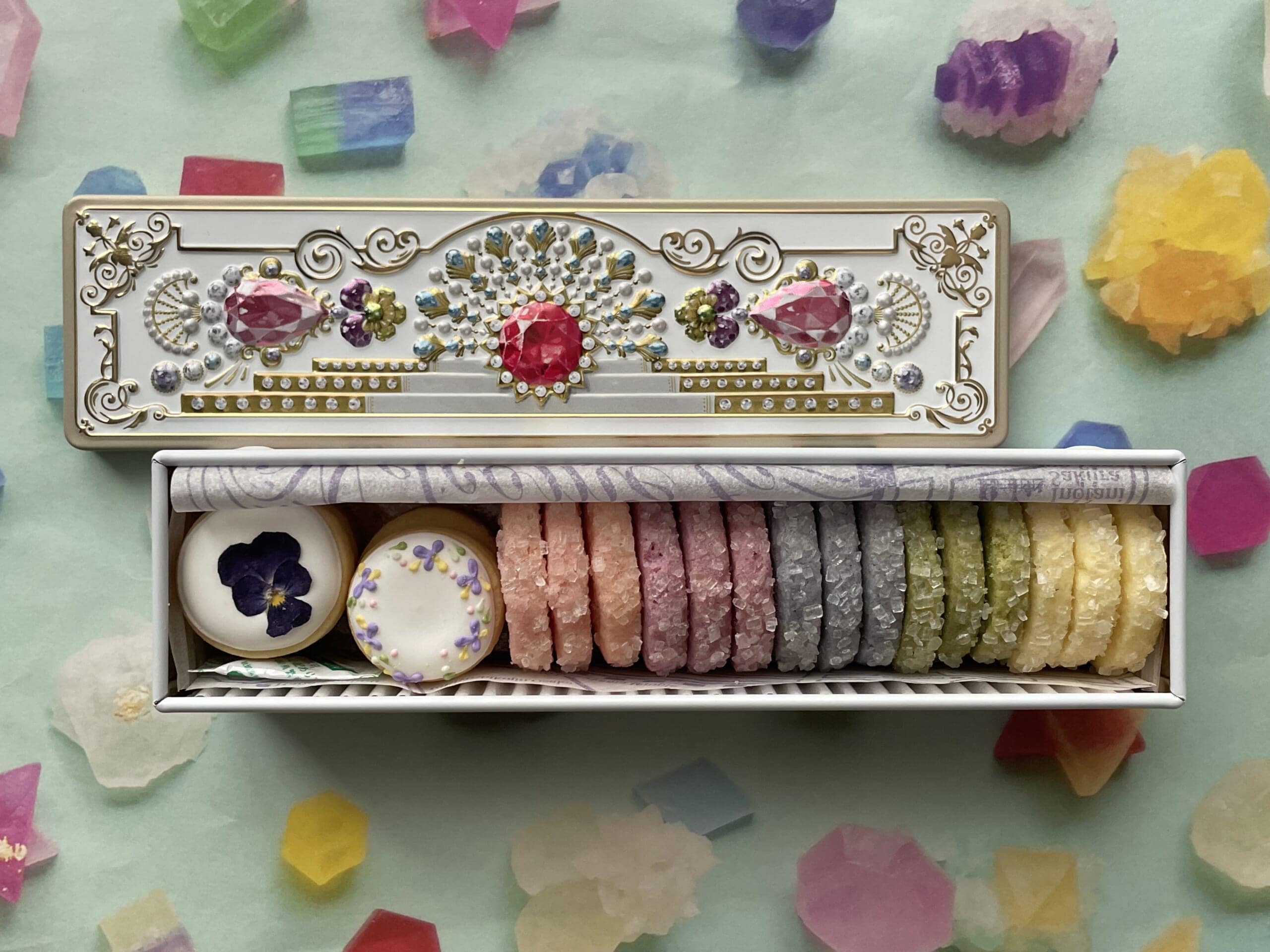 「宝塚すみれクッキー」のクッキー缶を開けた時の写真2