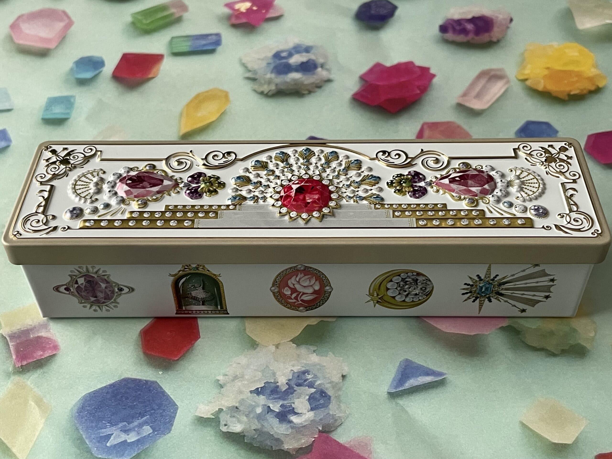 「宝塚すみれクッキー」のクッキー缶を横から撮った写真