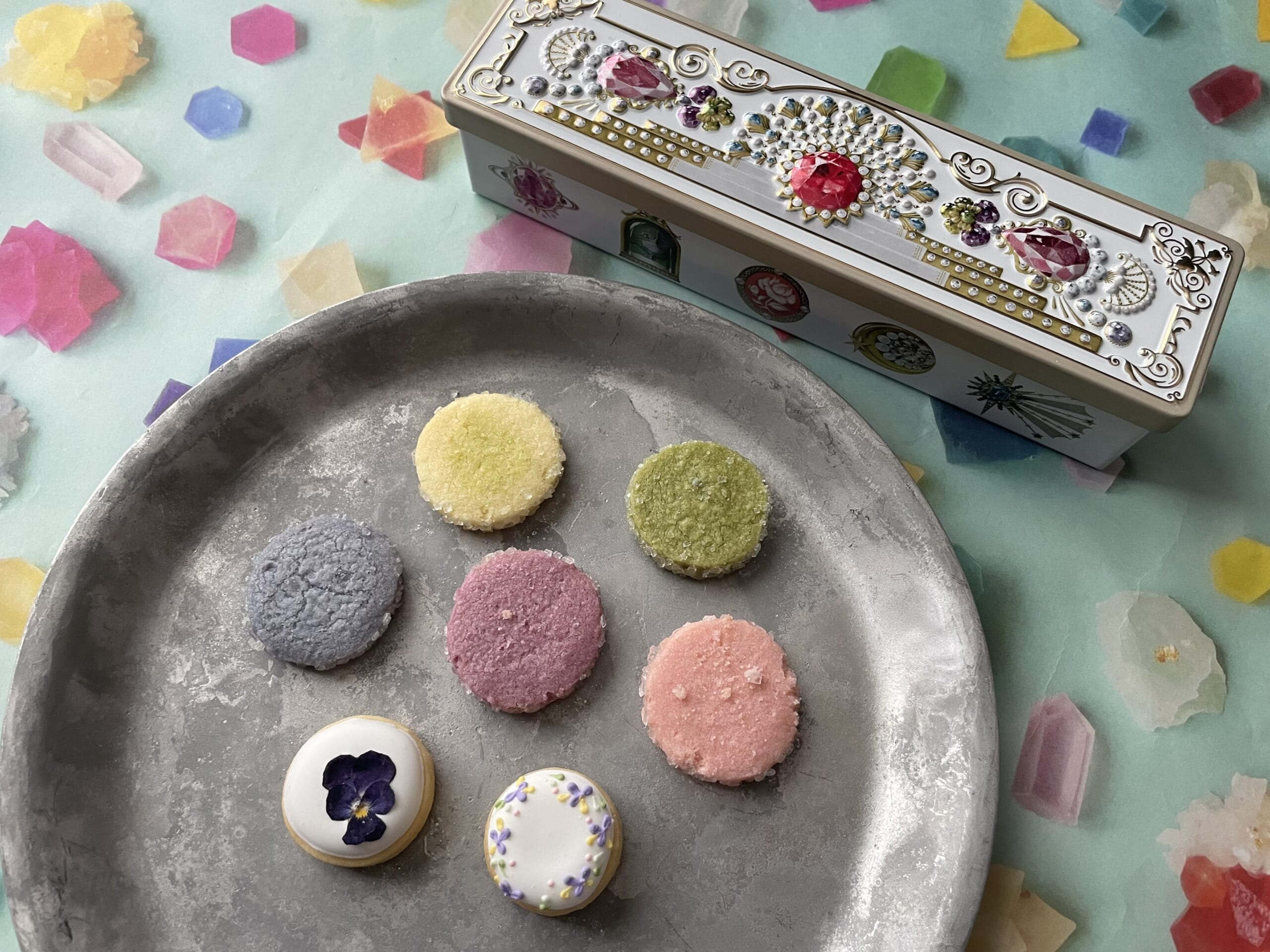 「宝塚すみれクッキー」のクッキー缶の、クッキーの種類別にお皿に並べた写真1