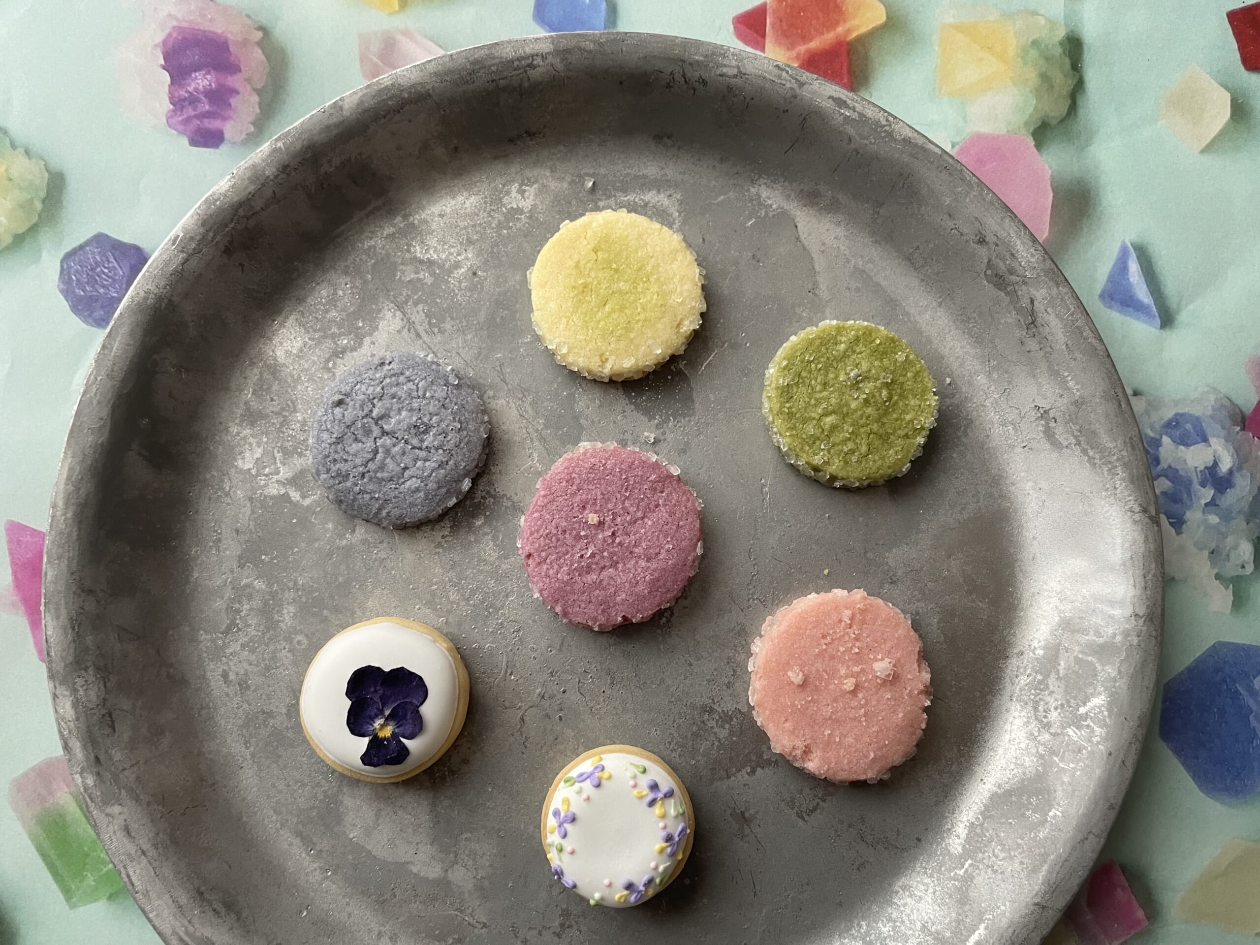 「宝塚すみれクッキー」のクッキー缶の、クッキーの種類別にお皿に並べた写真2