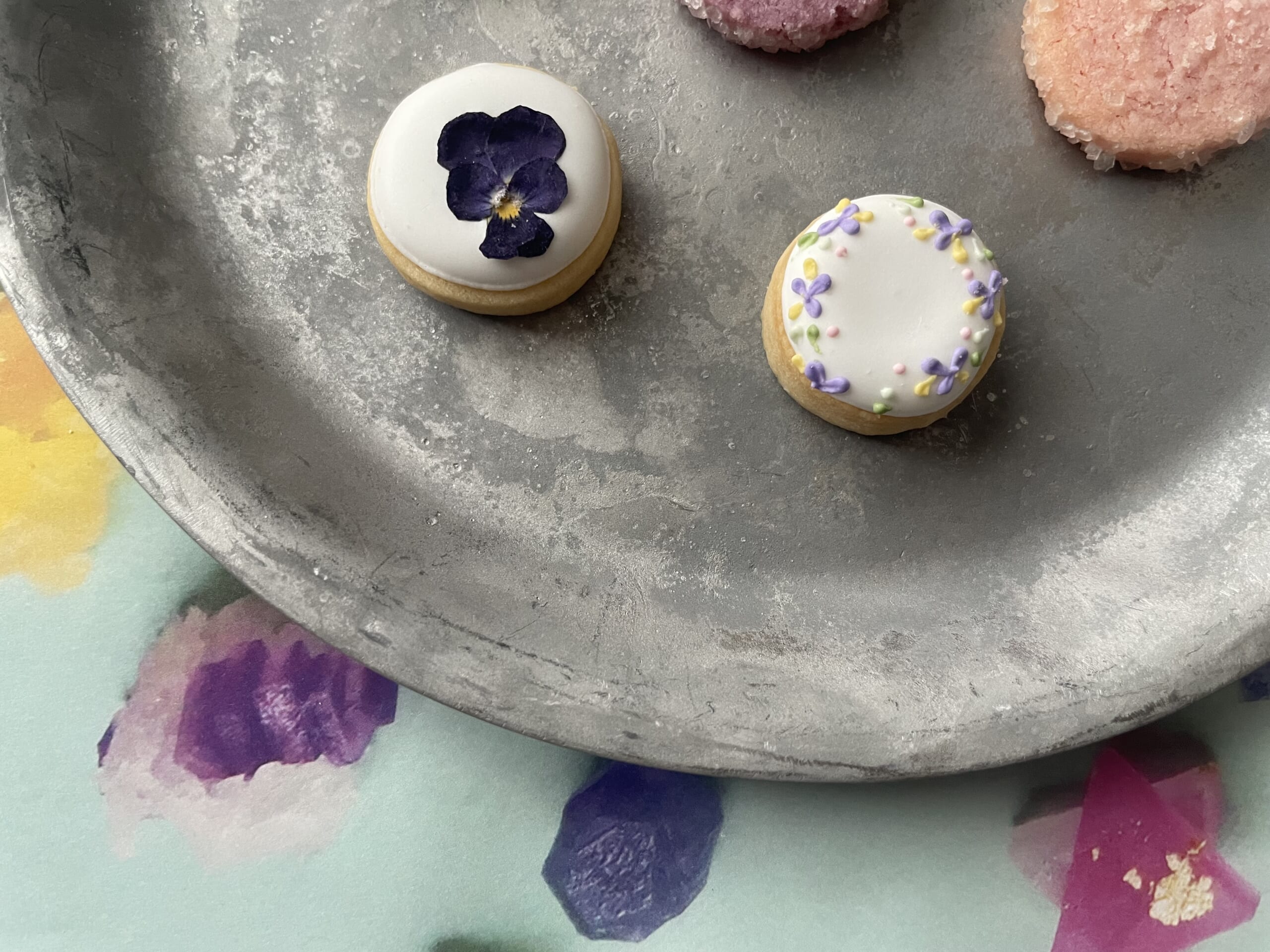「宝塚すみれクッキー」のクッキー缶のクッキー。宝塚すみれクッキーとすみれアイシングクッキーを寄りで撮った写真