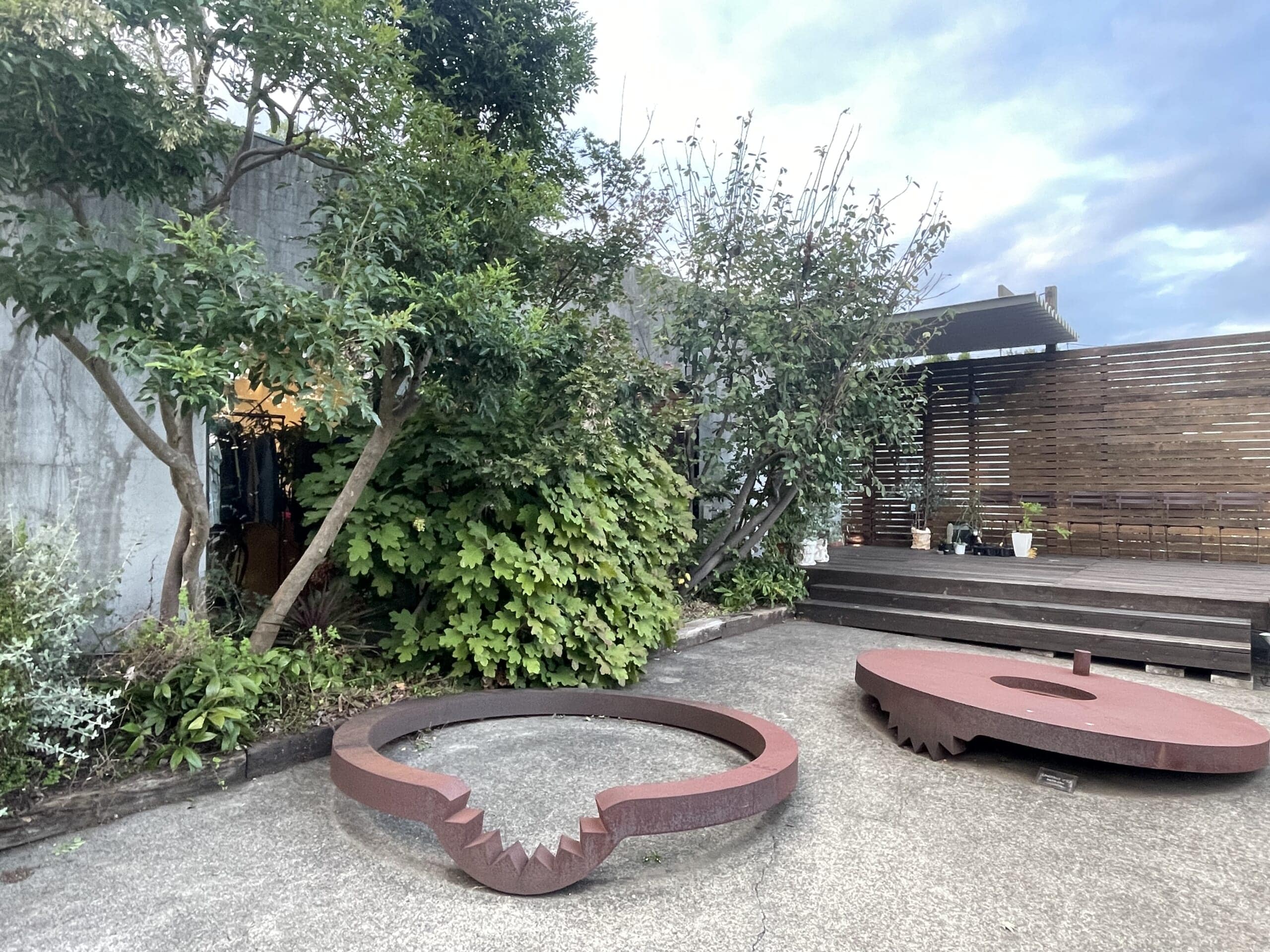 寺家ふるさと村内、JIKE STUDIOの姉妹ギャラリー、JIKE HAUSの外観。2025年9月撮影。