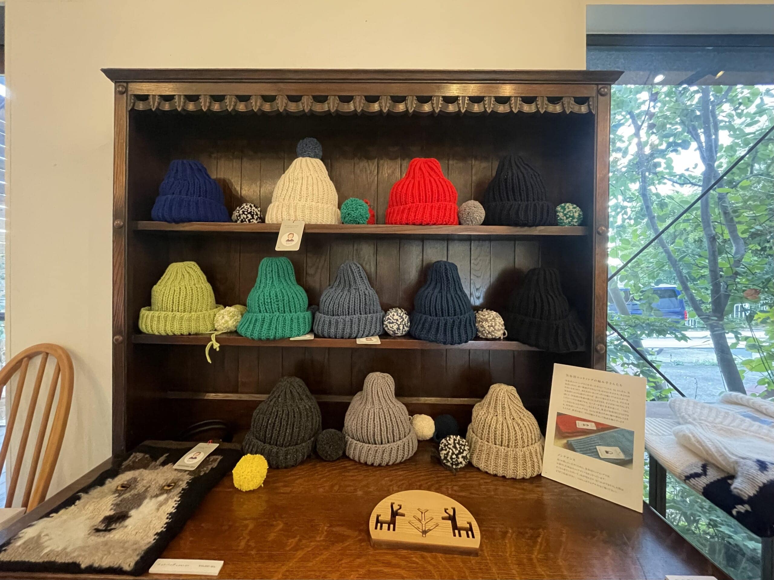 気仙沼ニッティングのポンポン帽子の展示。