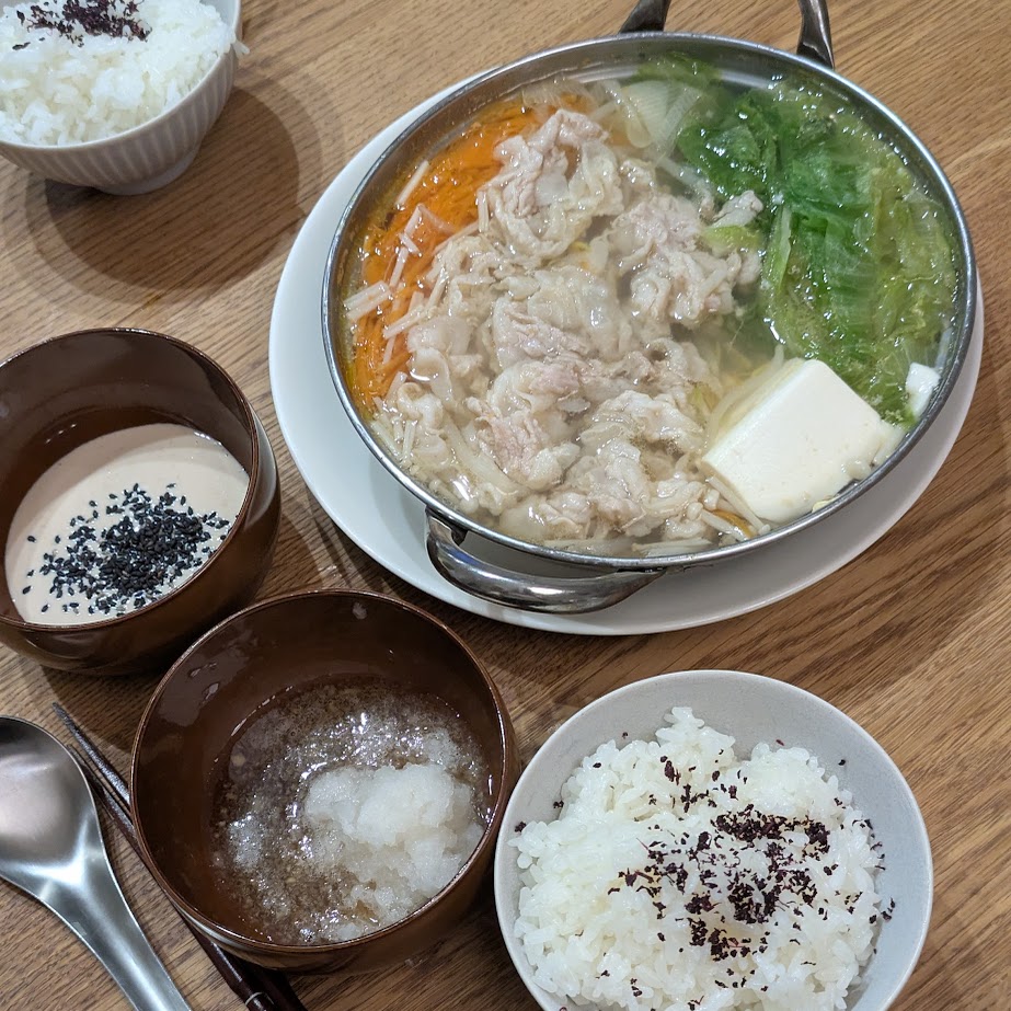 鍋 LEE100コポ 食卓