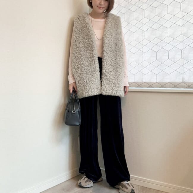 GUソフトシアークルネックT(長袖)とユニクロのソフトベロアイージーパンツのコーデ